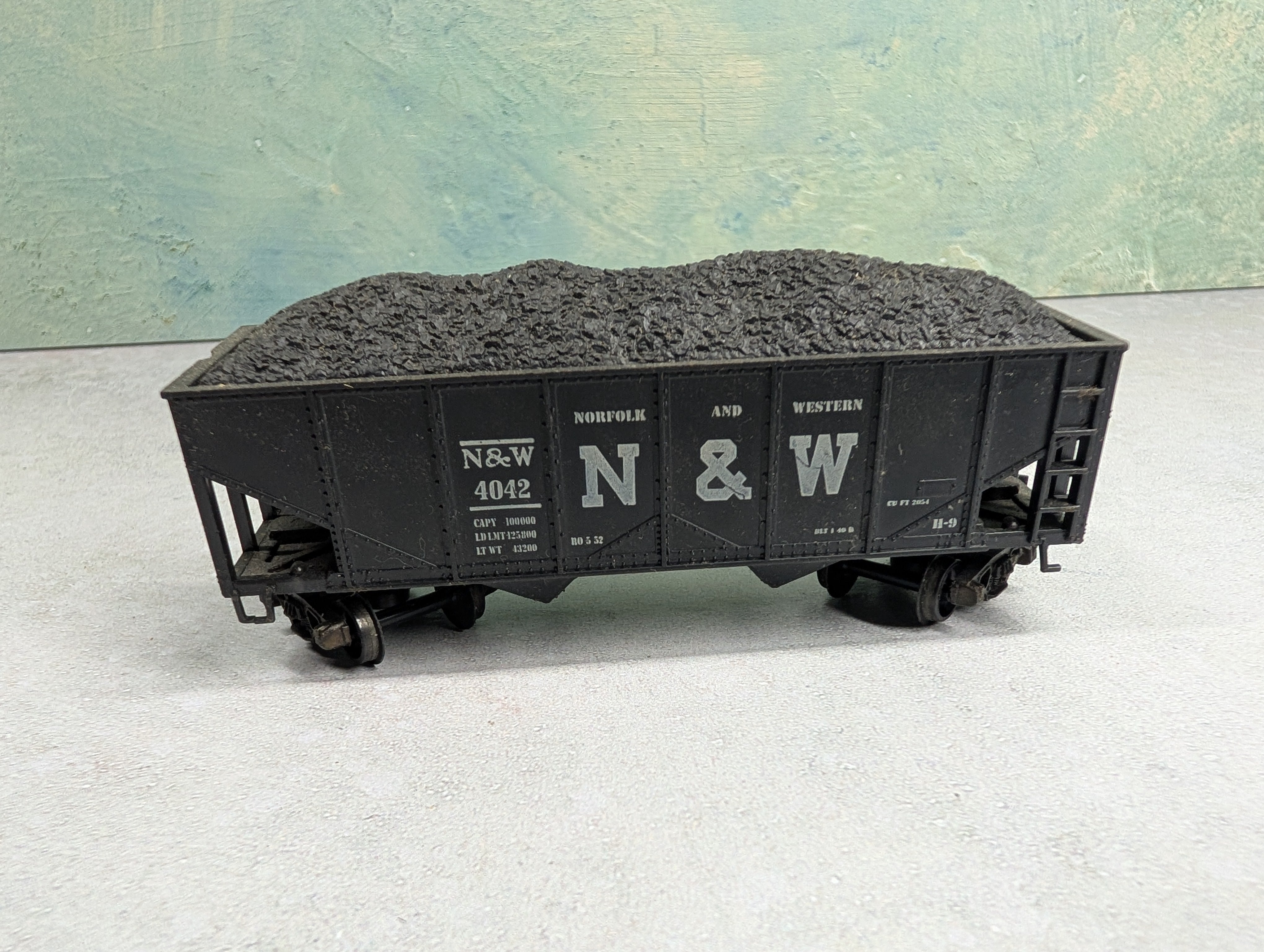 USED REVELL HO Scale 50 Ton 2 Bay Hopper Norfolk & Western N&W #4042 w/ Coal