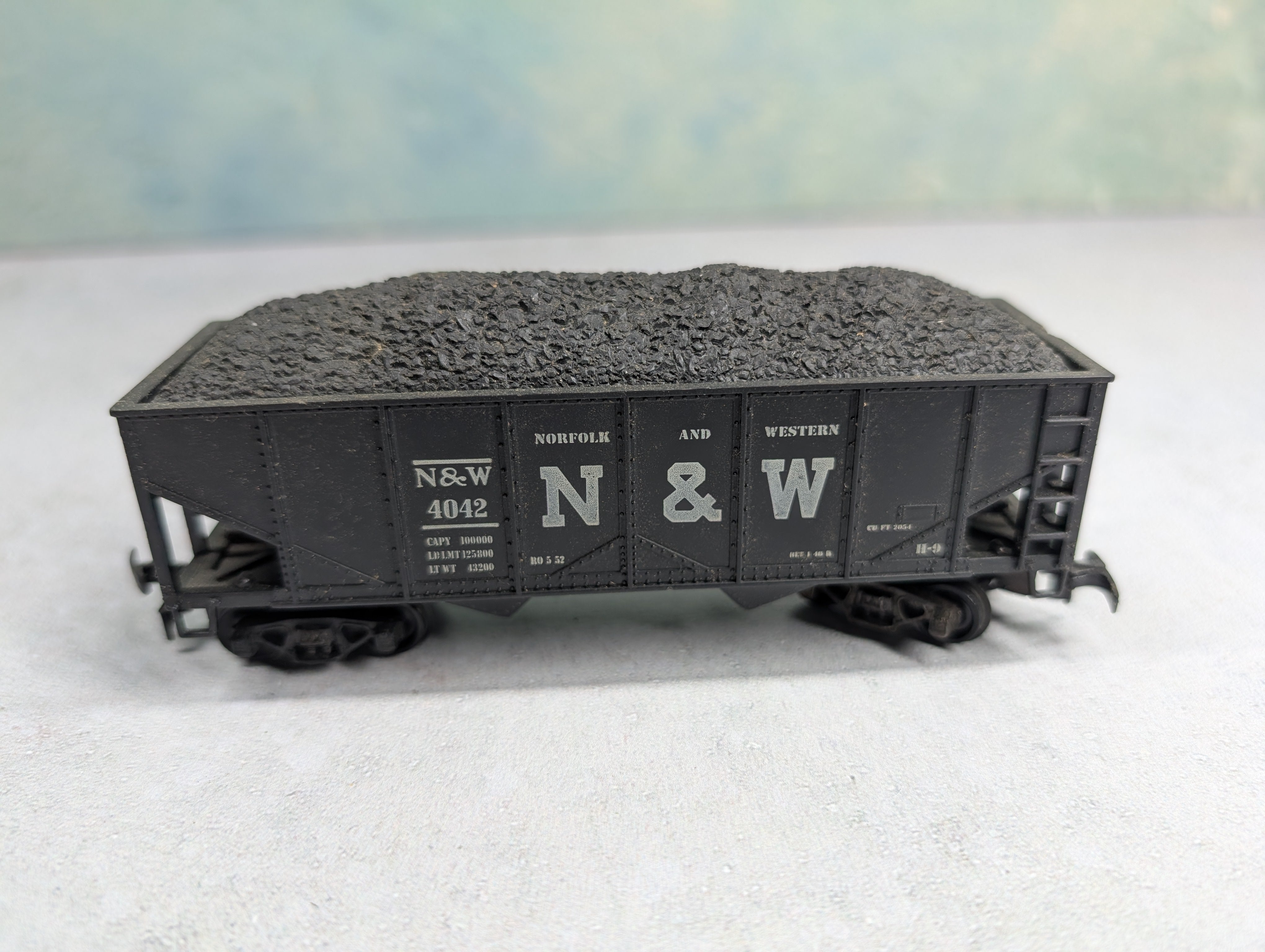 USED REVELL HO Scale 50 Ton 2 Bay Hopper Norfolk & Western N&W #4042 w/ Coal
