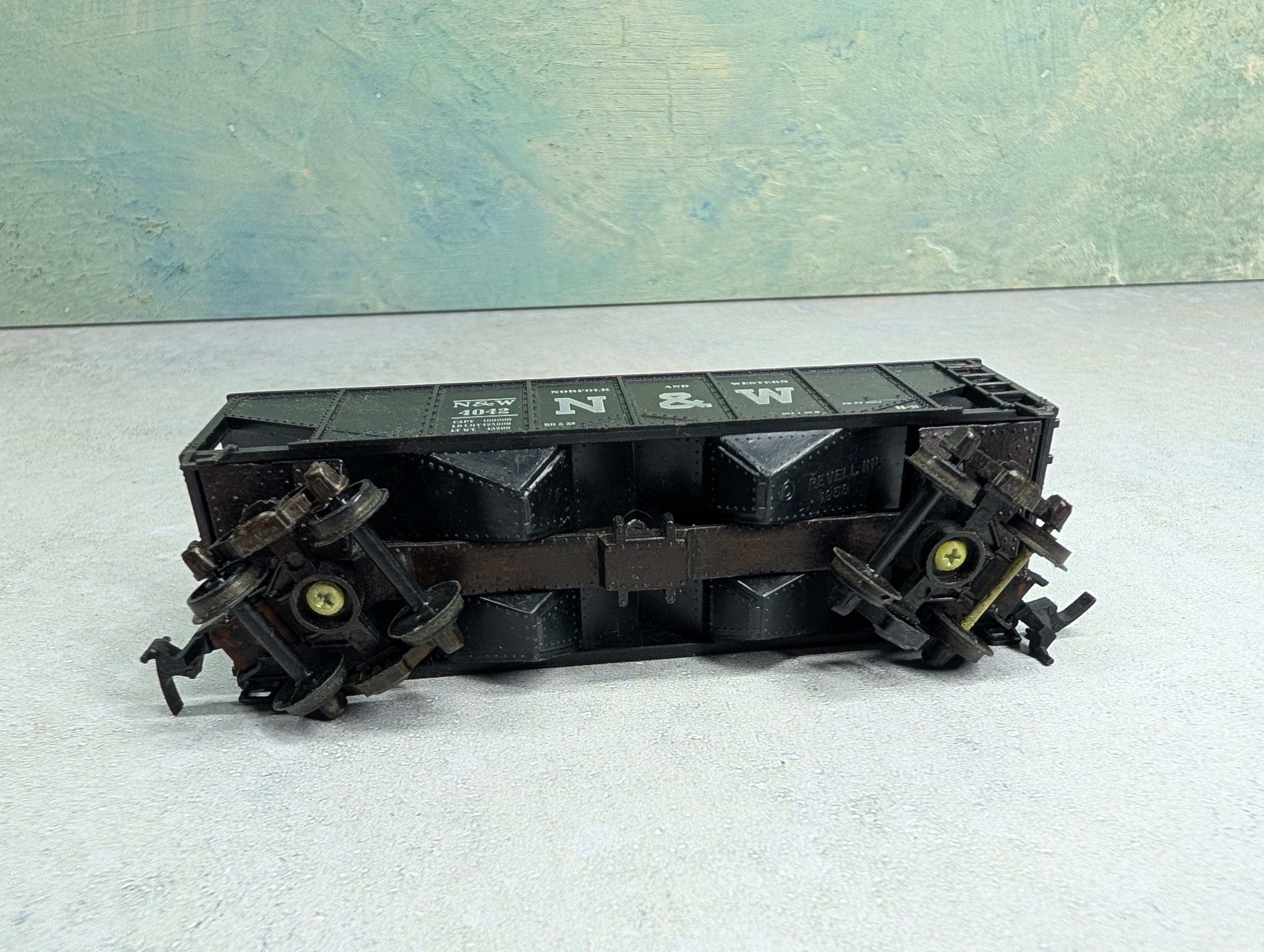 USED REVELL HO Scale 50 Ton 2 Bay Hopper Norfolk & Western N&W #4042 w/ Coal