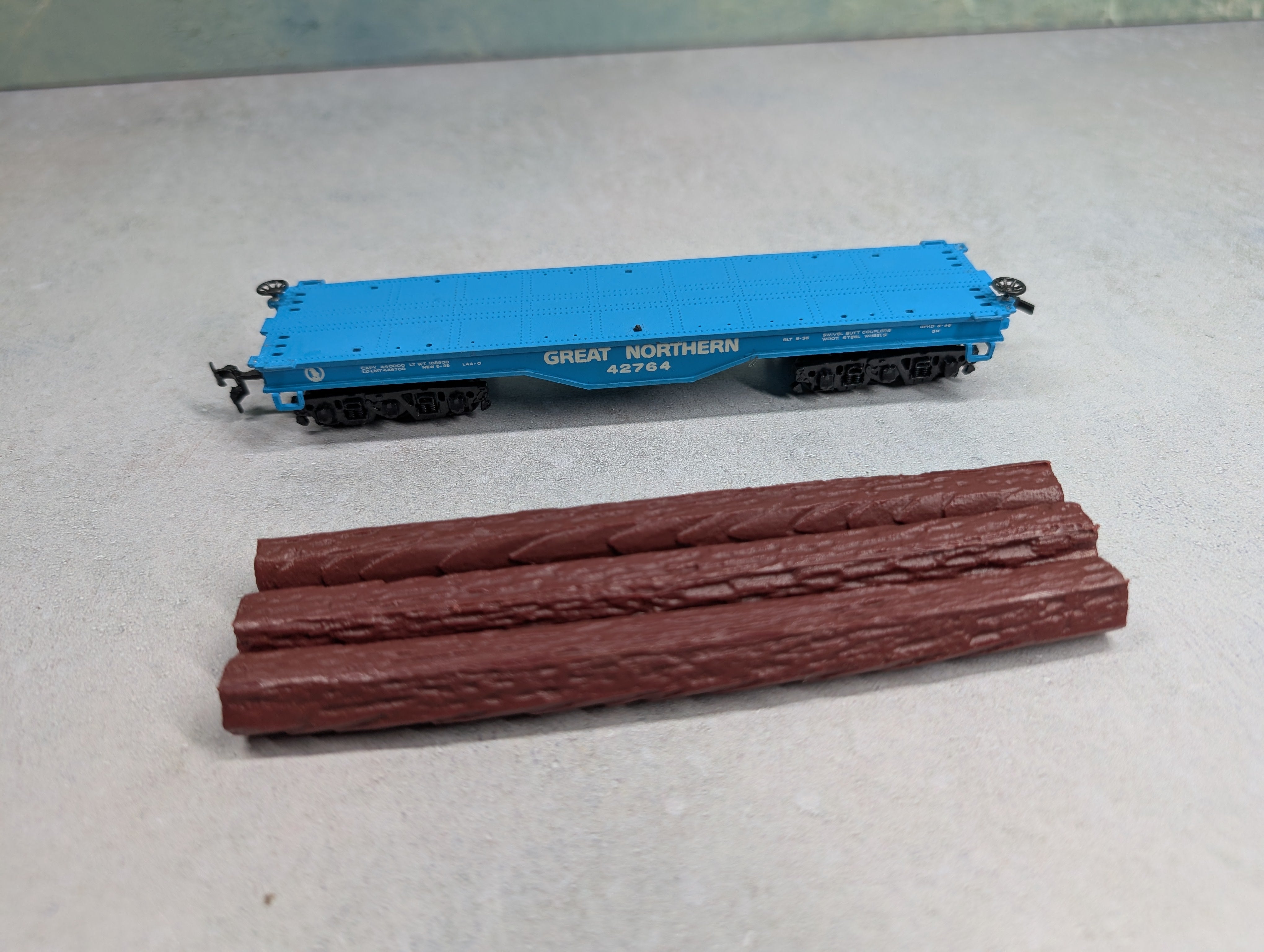 USED Bachmann HO Scale 50' Flat Car Great Northern #42764 w/ Logs