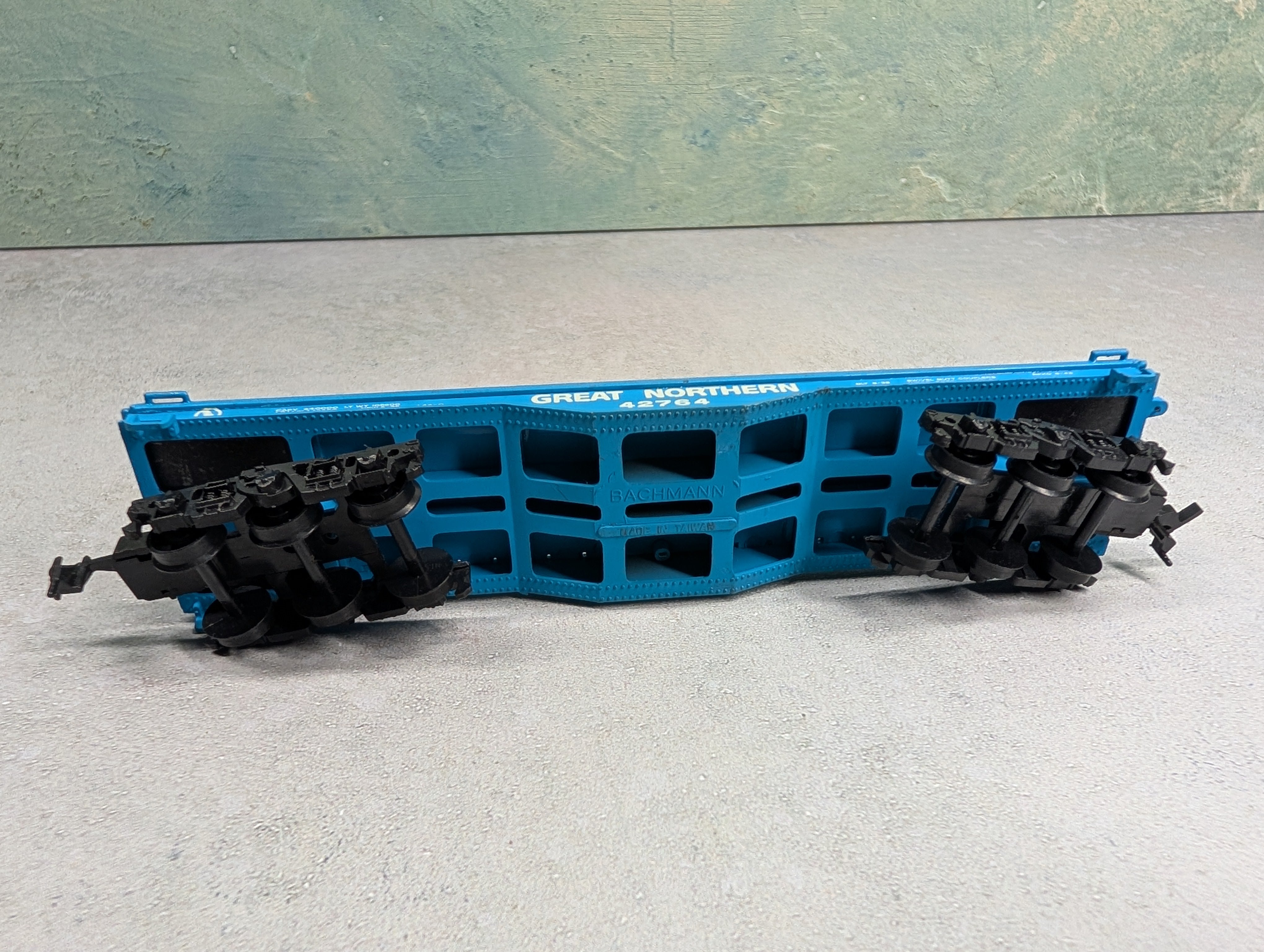 USED Bachmann HO Scale 50' Flat Car Great Northern #42764 w/ Logs