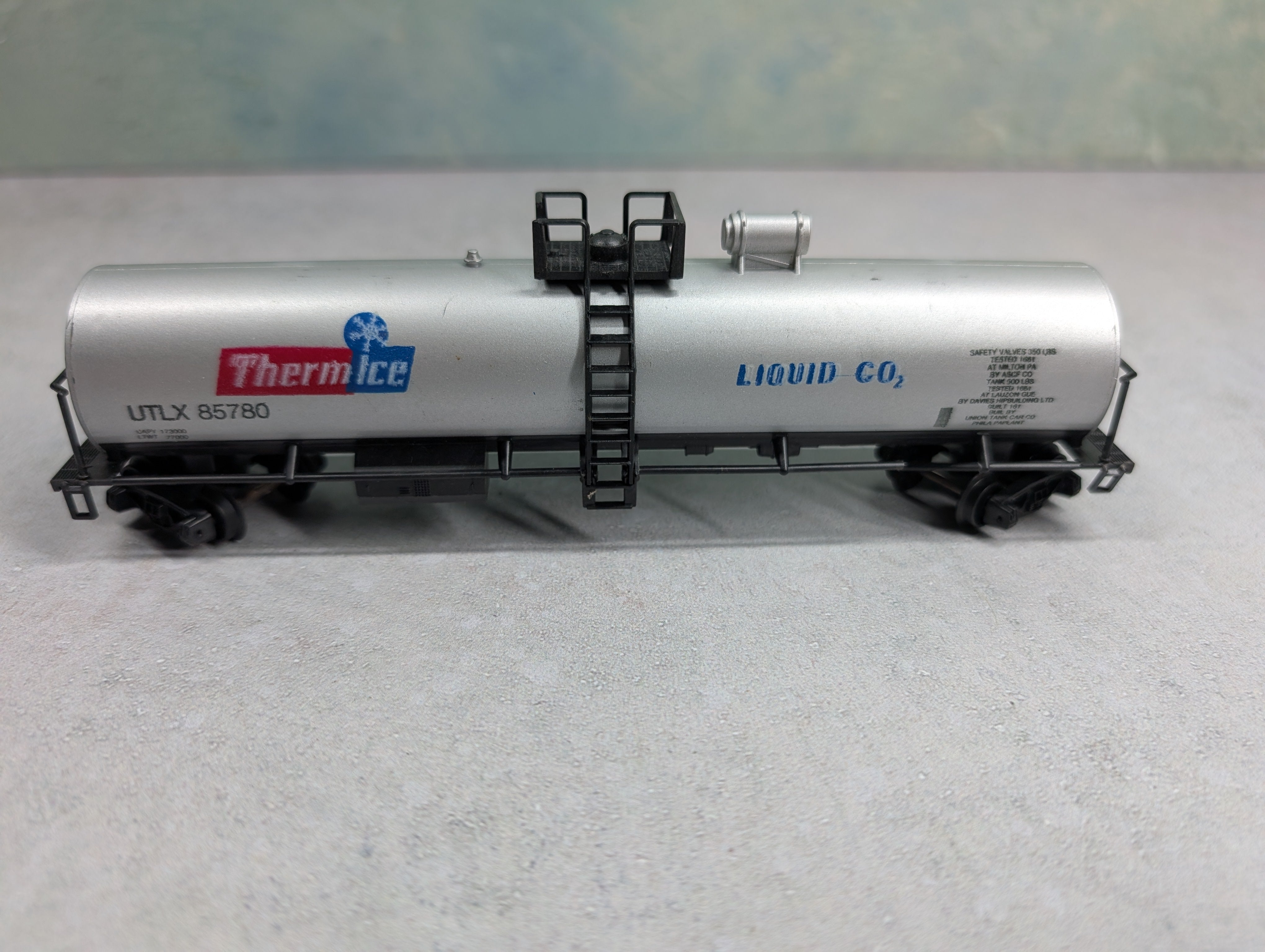 USED AHM HO Scale Tank Car ThermIce UTLX #85780