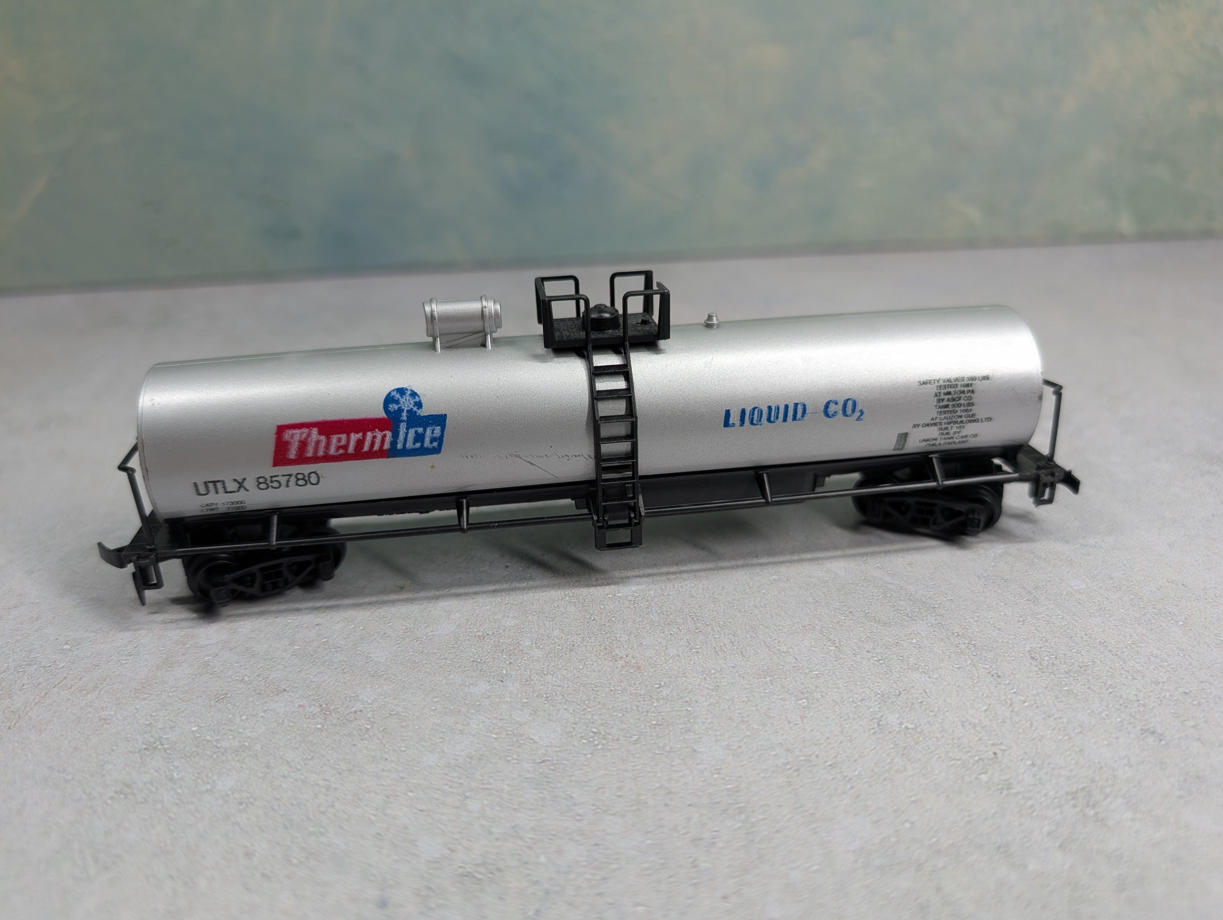 USED AHM HO Scale Tank Car ThermIce UTLX #85780