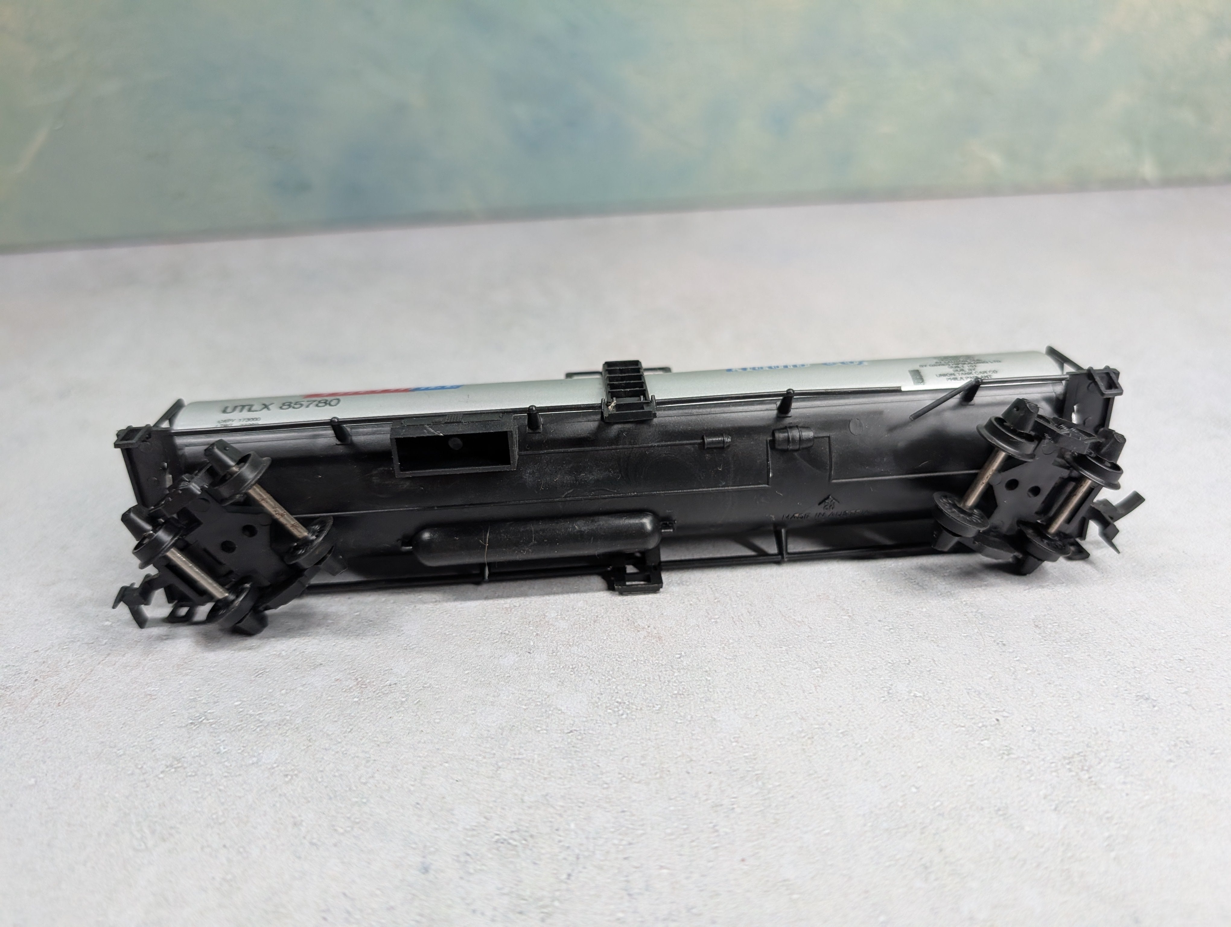 USED AHM HO Scale Tank Car ThermIce UTLX #85780