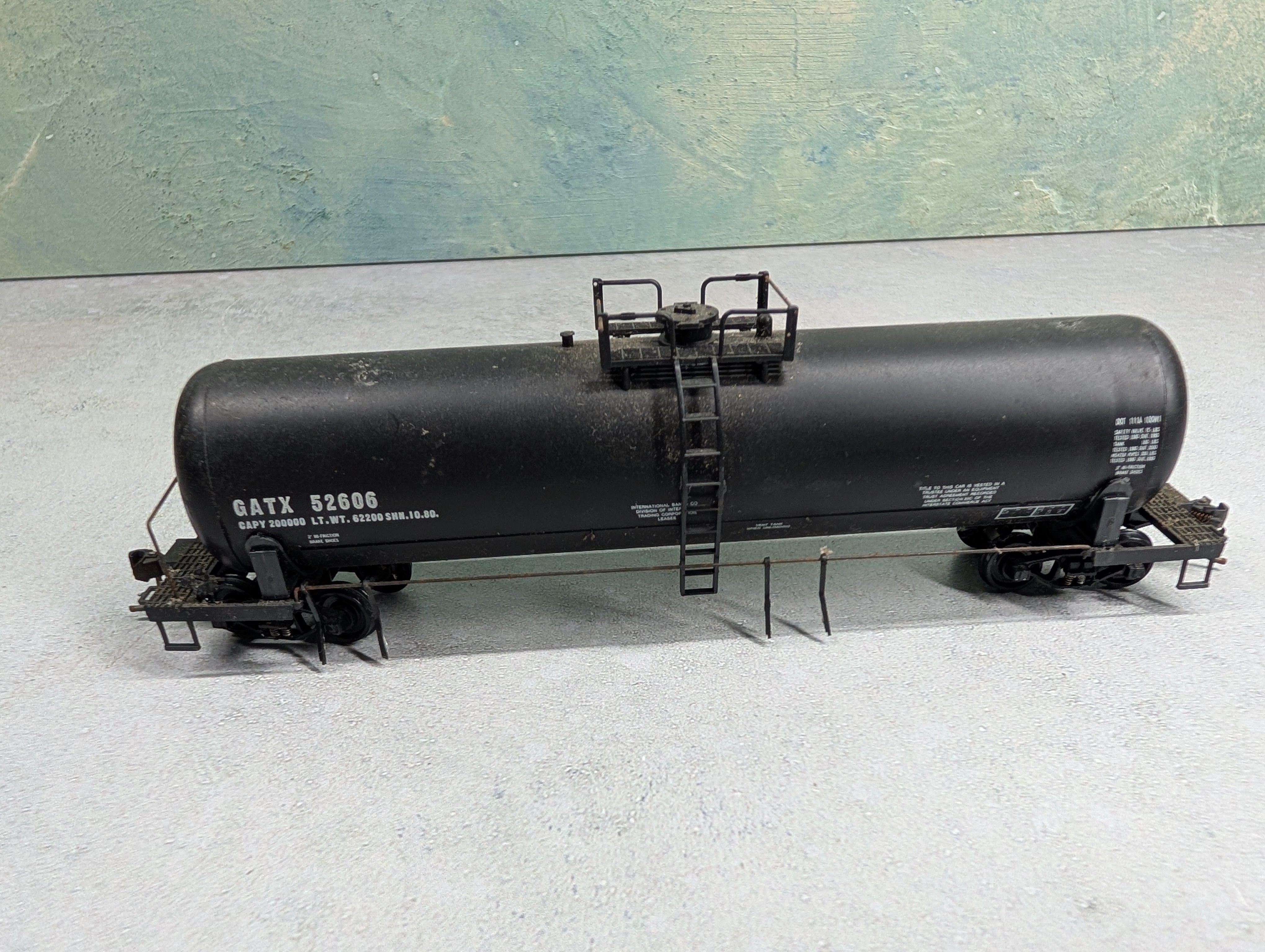 USED Roundhouse HO Scale 48' Single Dome Tank Car GATX #52606 Missing Parts