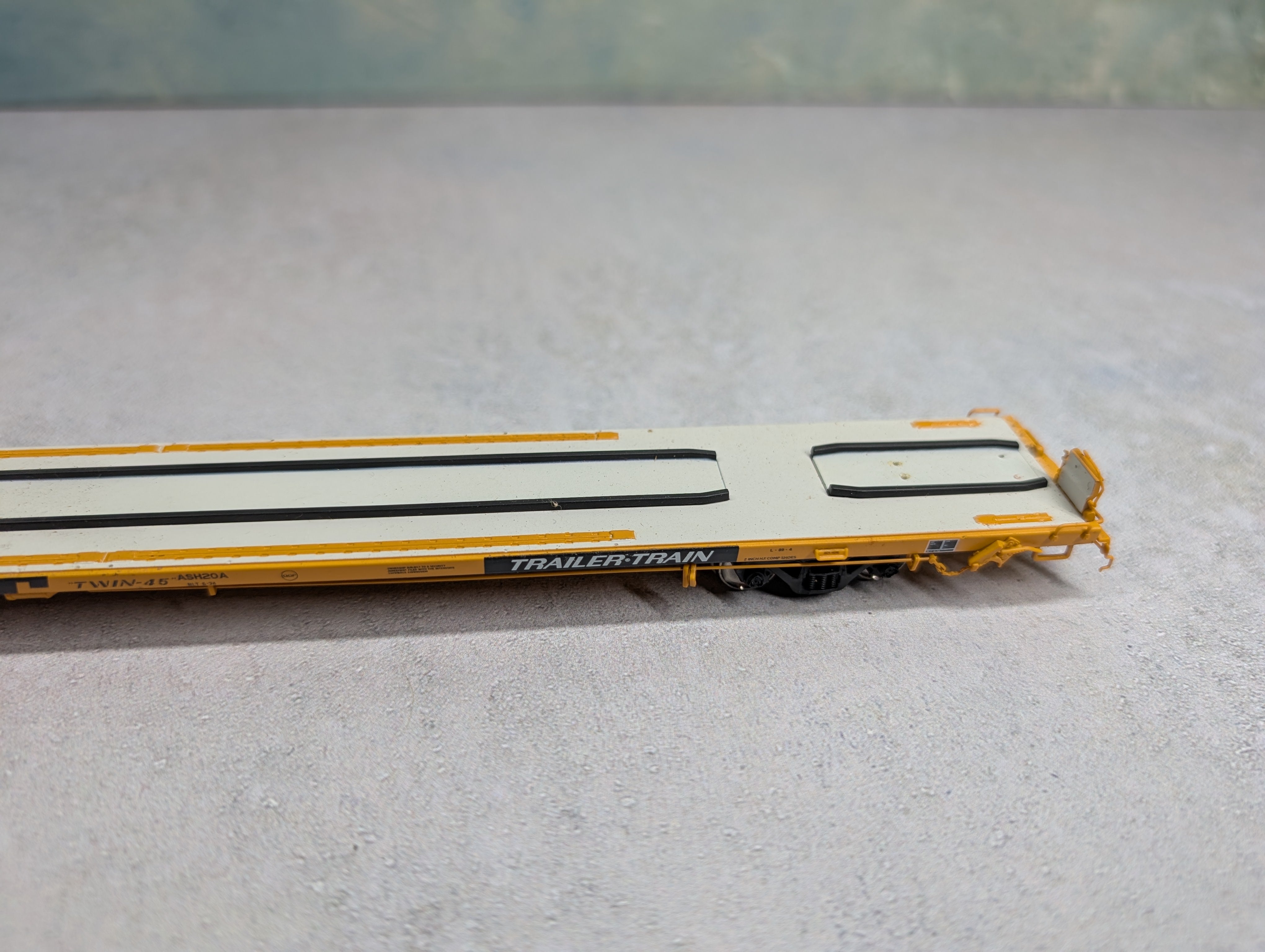 USED Atlas HO Scale 89'4" Twin 45' Flat Car Trailer Train TTWX #974777