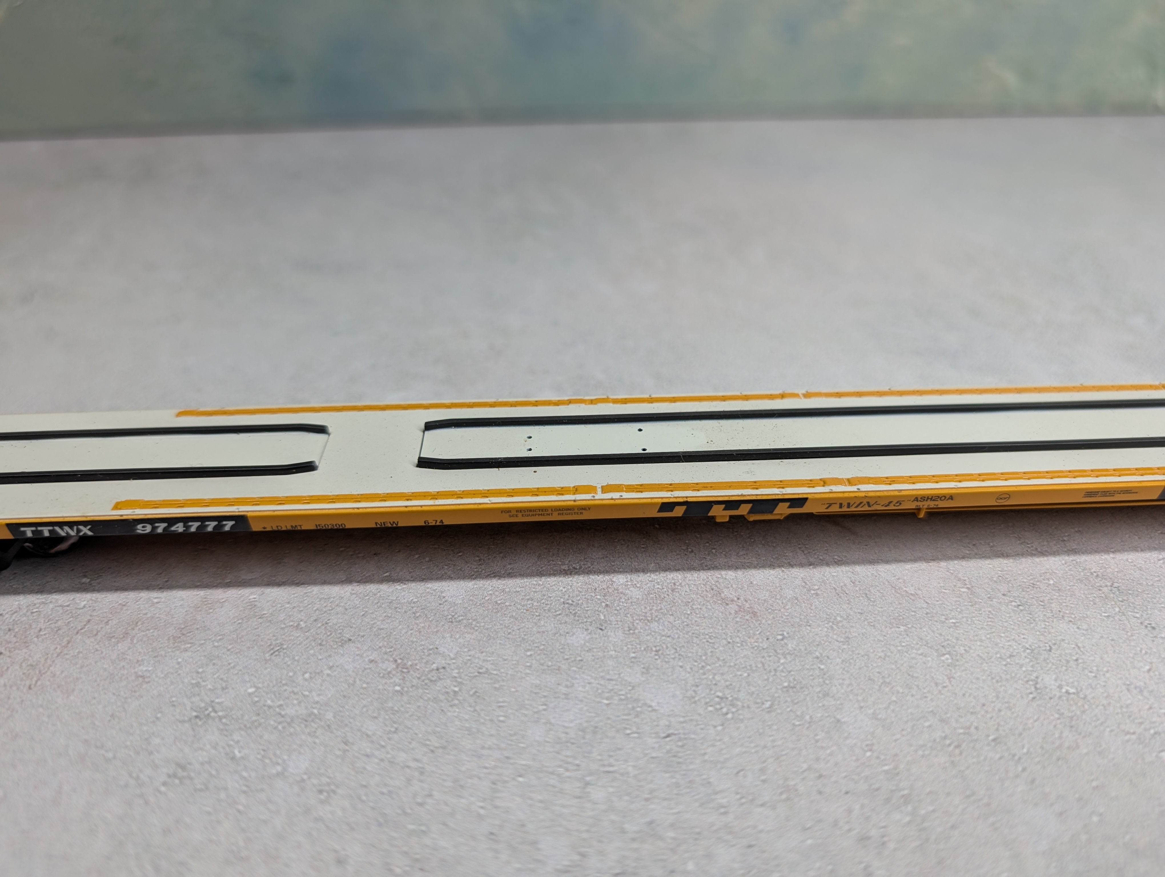 USED Atlas HO Scale 89'4" Twin 45' Flat Car Trailer Train TTWX #974777