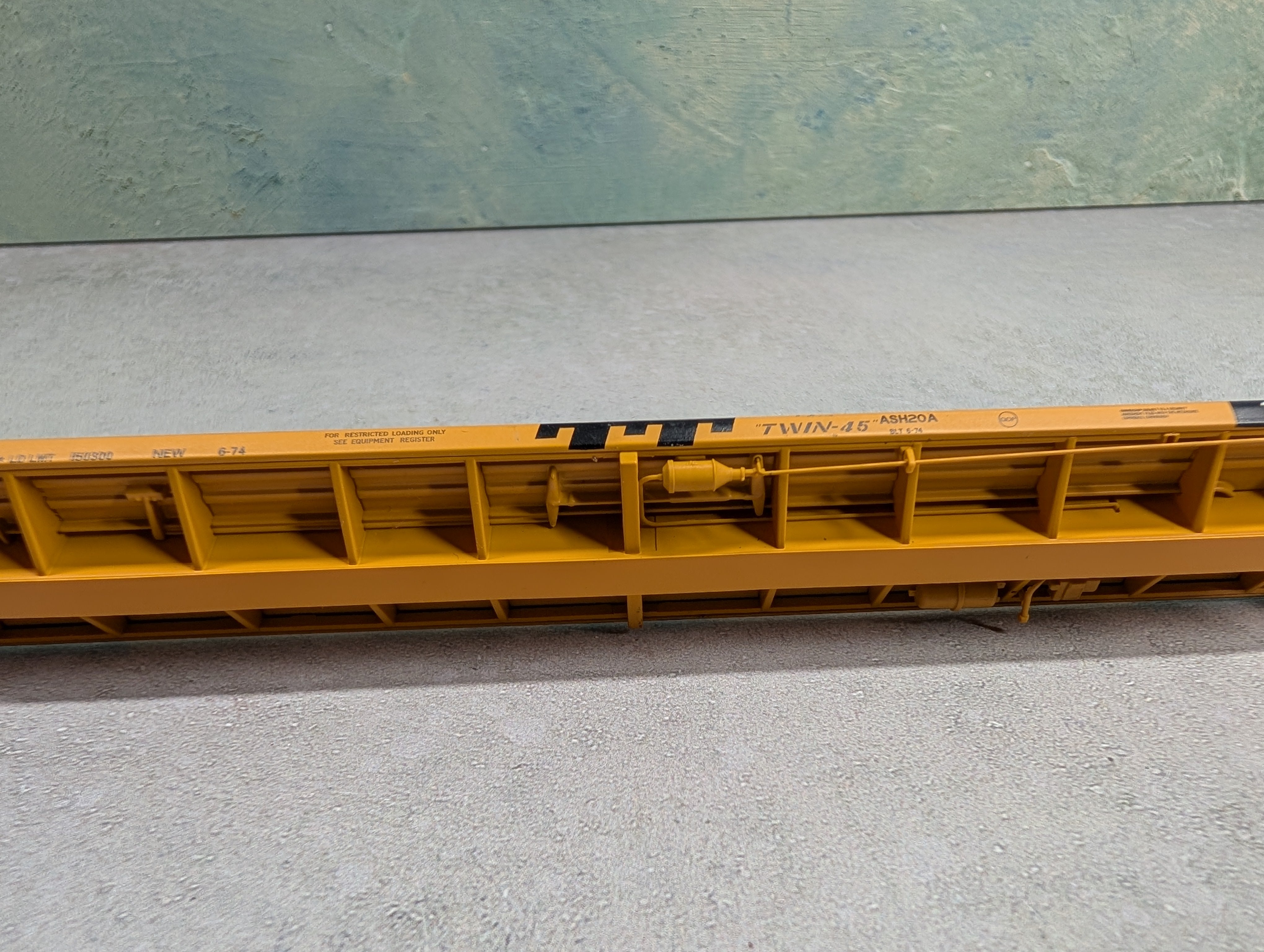 USED Atlas HO Scale 89'4" Twin 45' Flat Car Trailer Train TTWX #974777