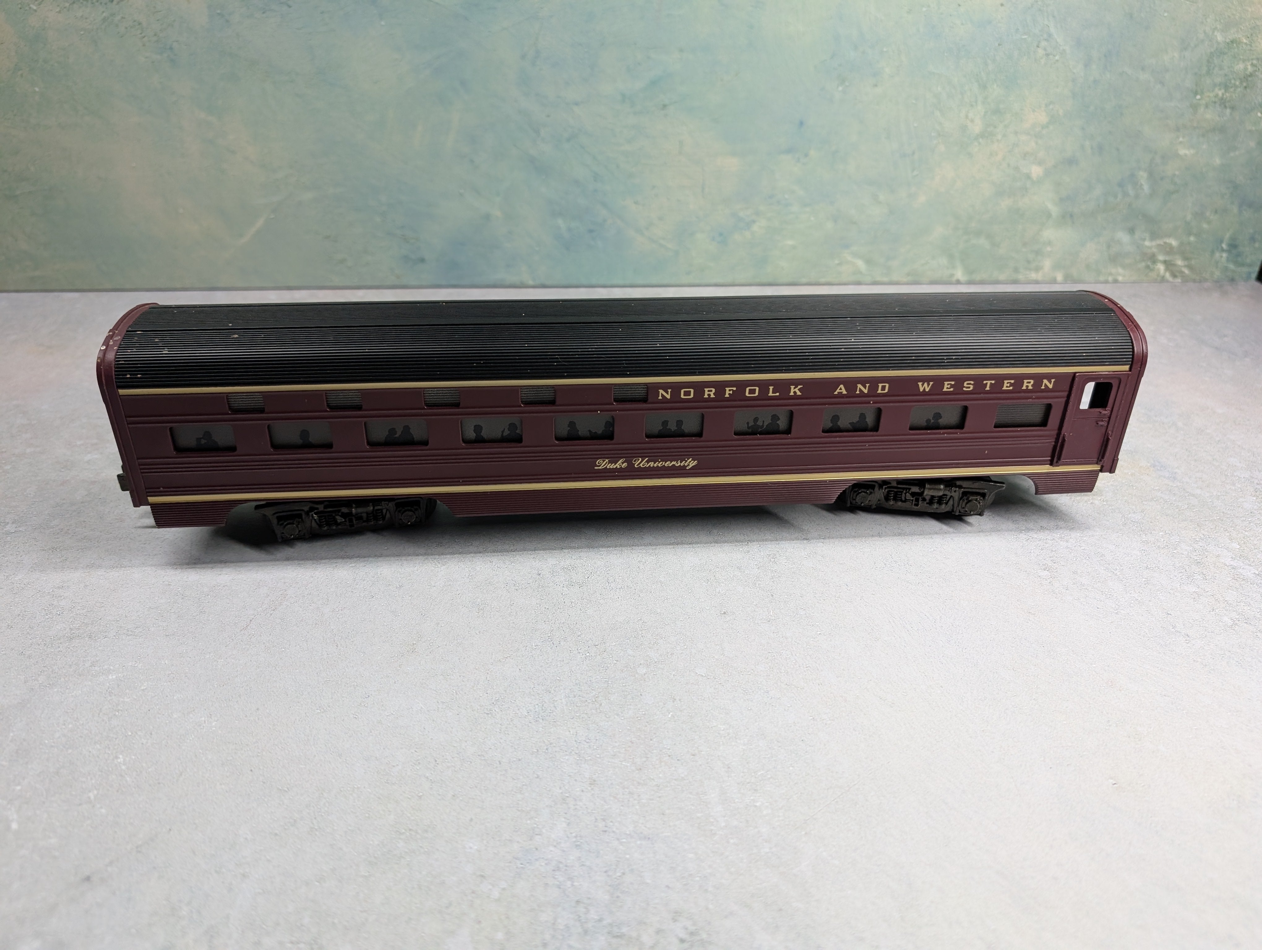 USED MTH Premier MT-6114 O 60' Aluminum Sleeper Passenger Car Norfolk & Western N&W Duke University