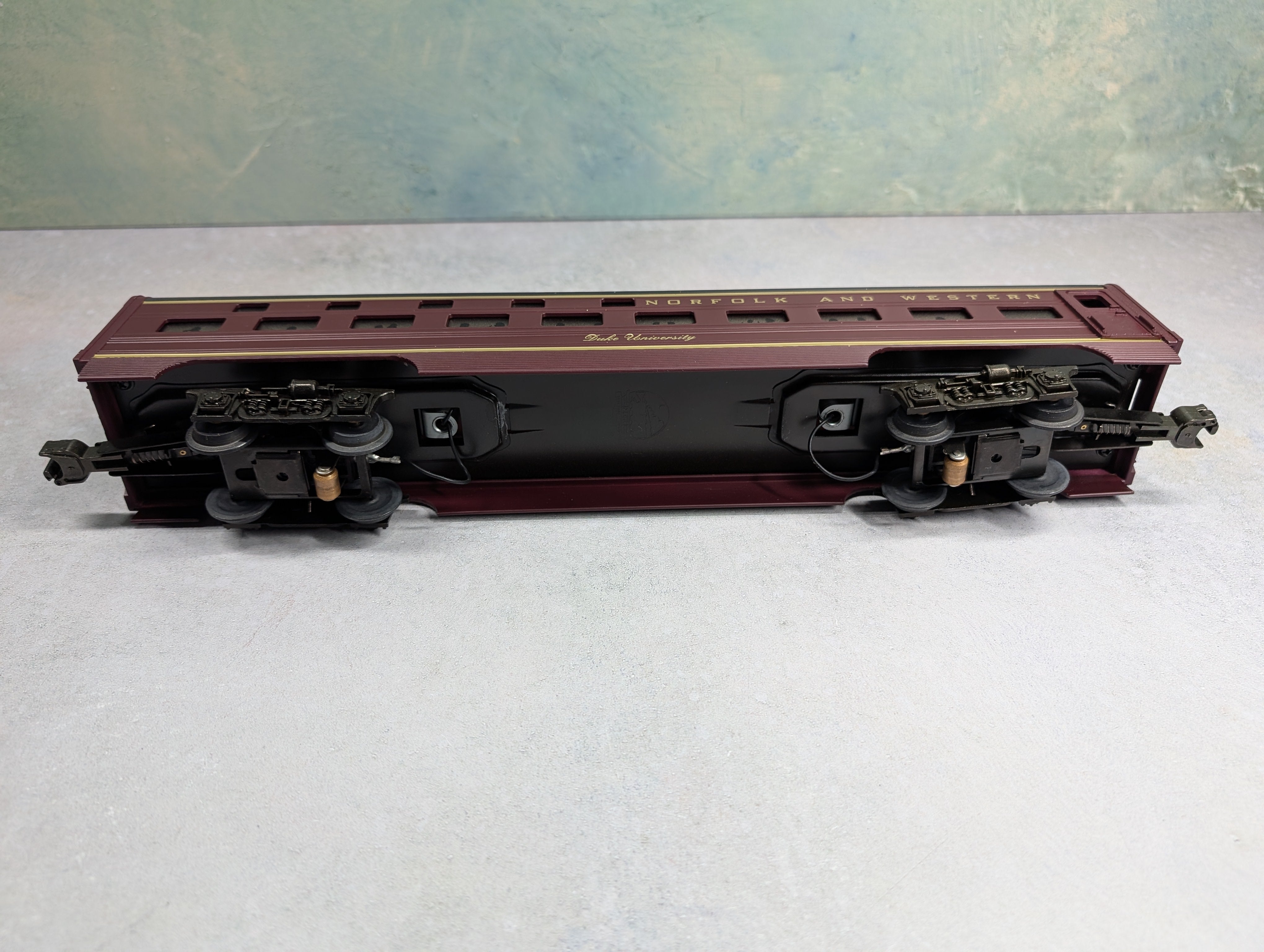 USED MTH Premier MT-6114 O 60' Aluminum Sleeper Passenger Car Norfolk & Western N&W Duke University