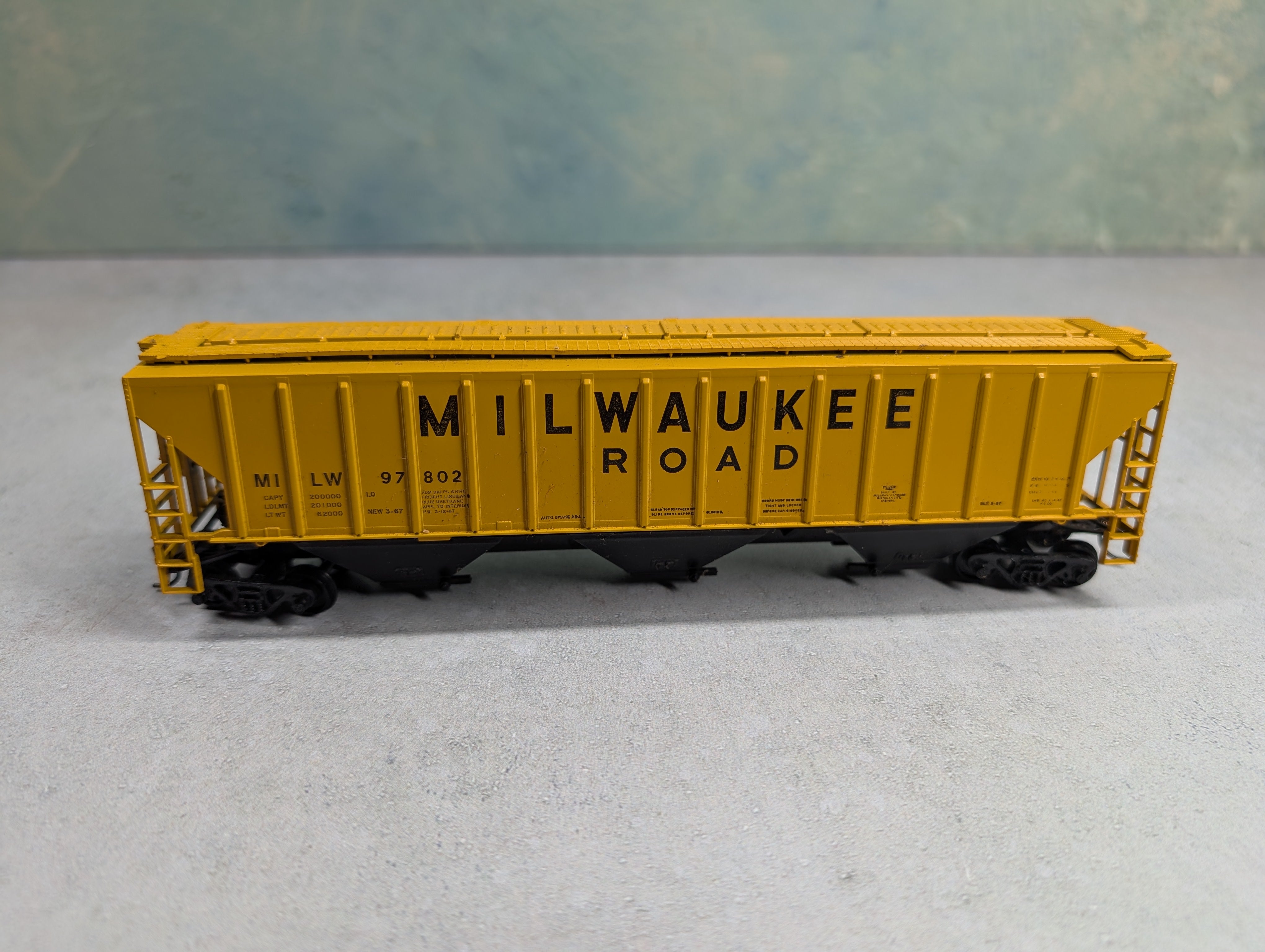 USED Athearn HO Scale 3 Bay Covered Hopper Milwaukee Road MILW #97802