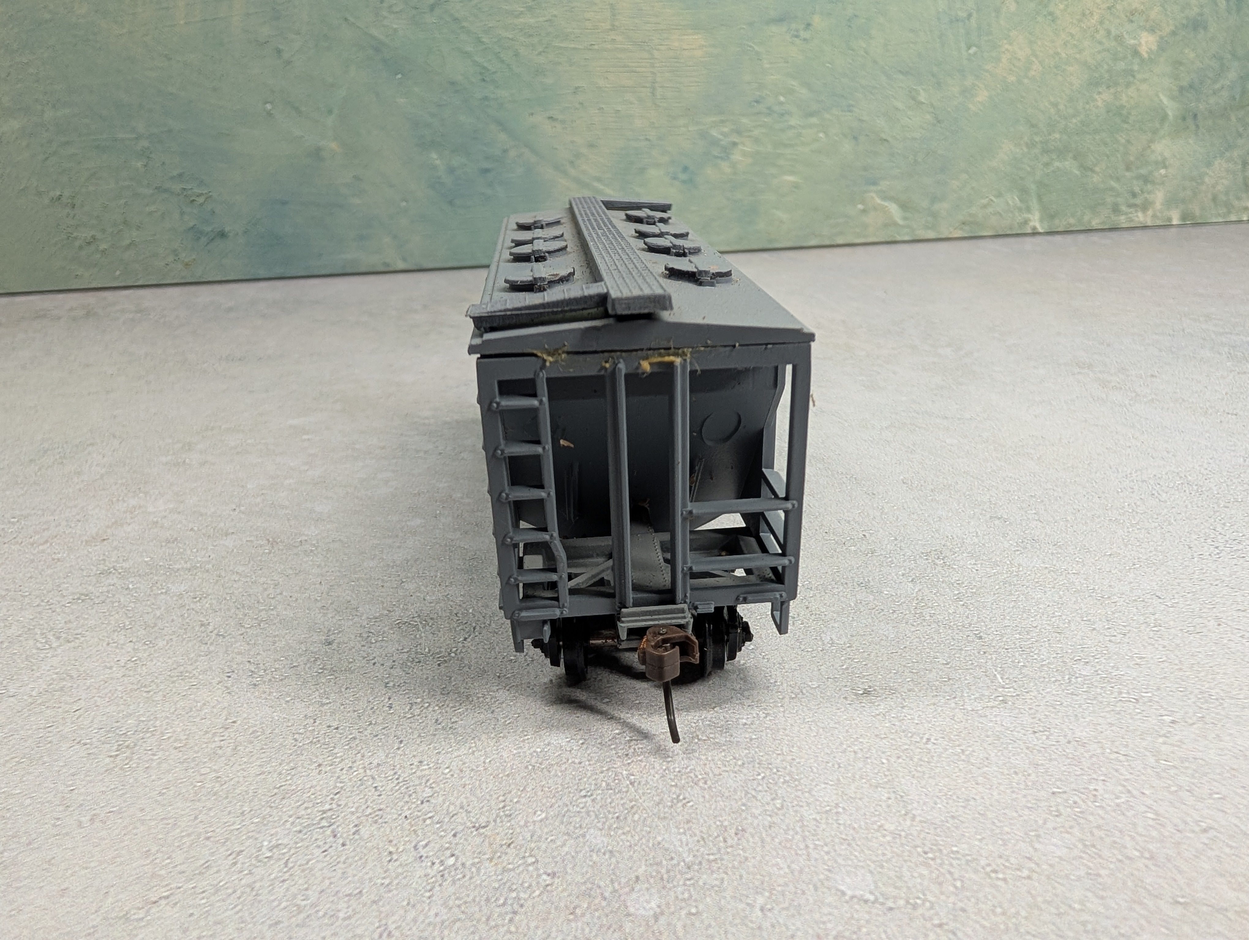USED Roundhouse HO Scale 2 Bay Covered Hopper Lehigh Valley LV #50700