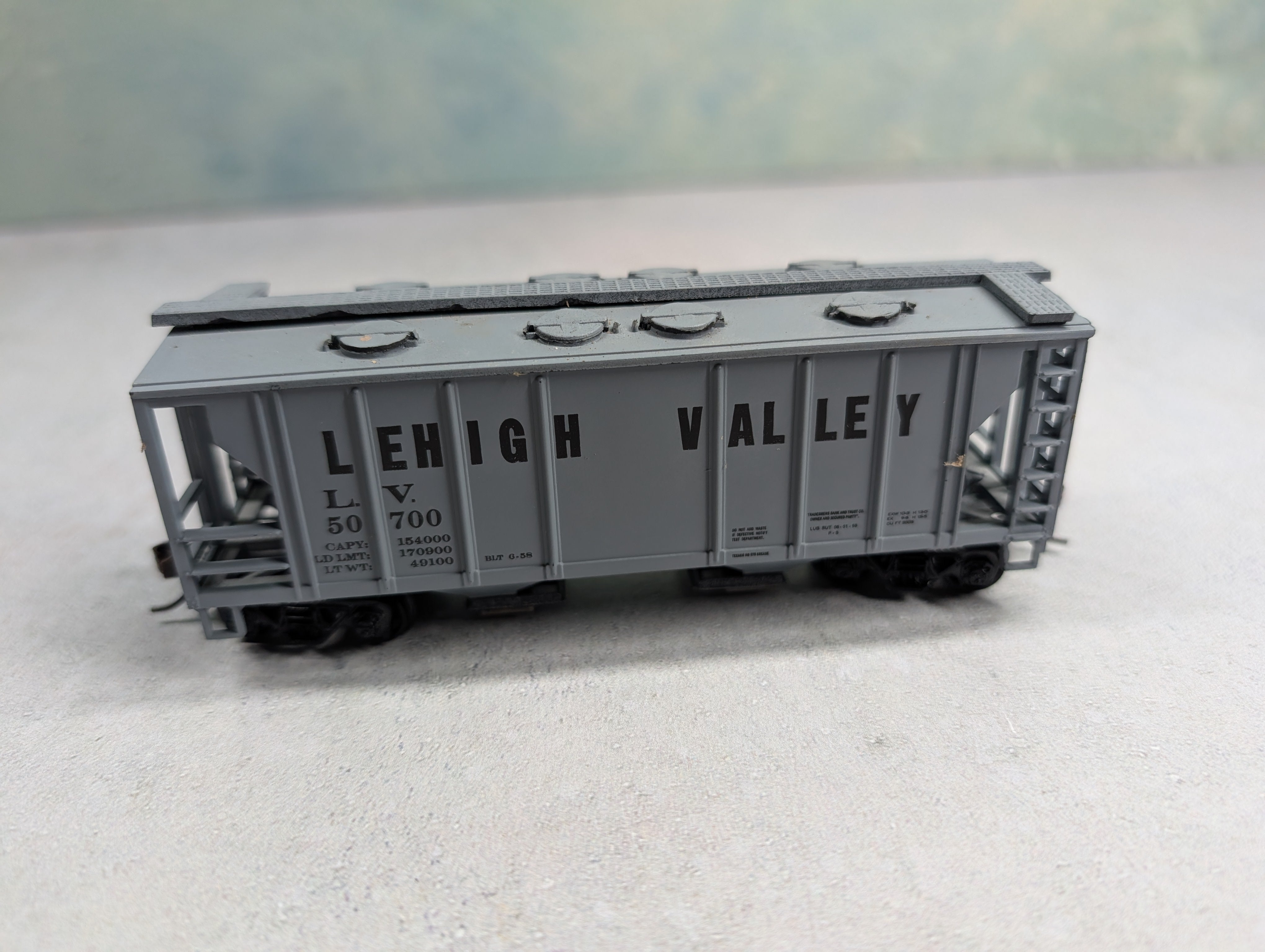 USED Roundhouse HO Scale 2 Bay Covered Hopper Lehigh Valley LV #50700