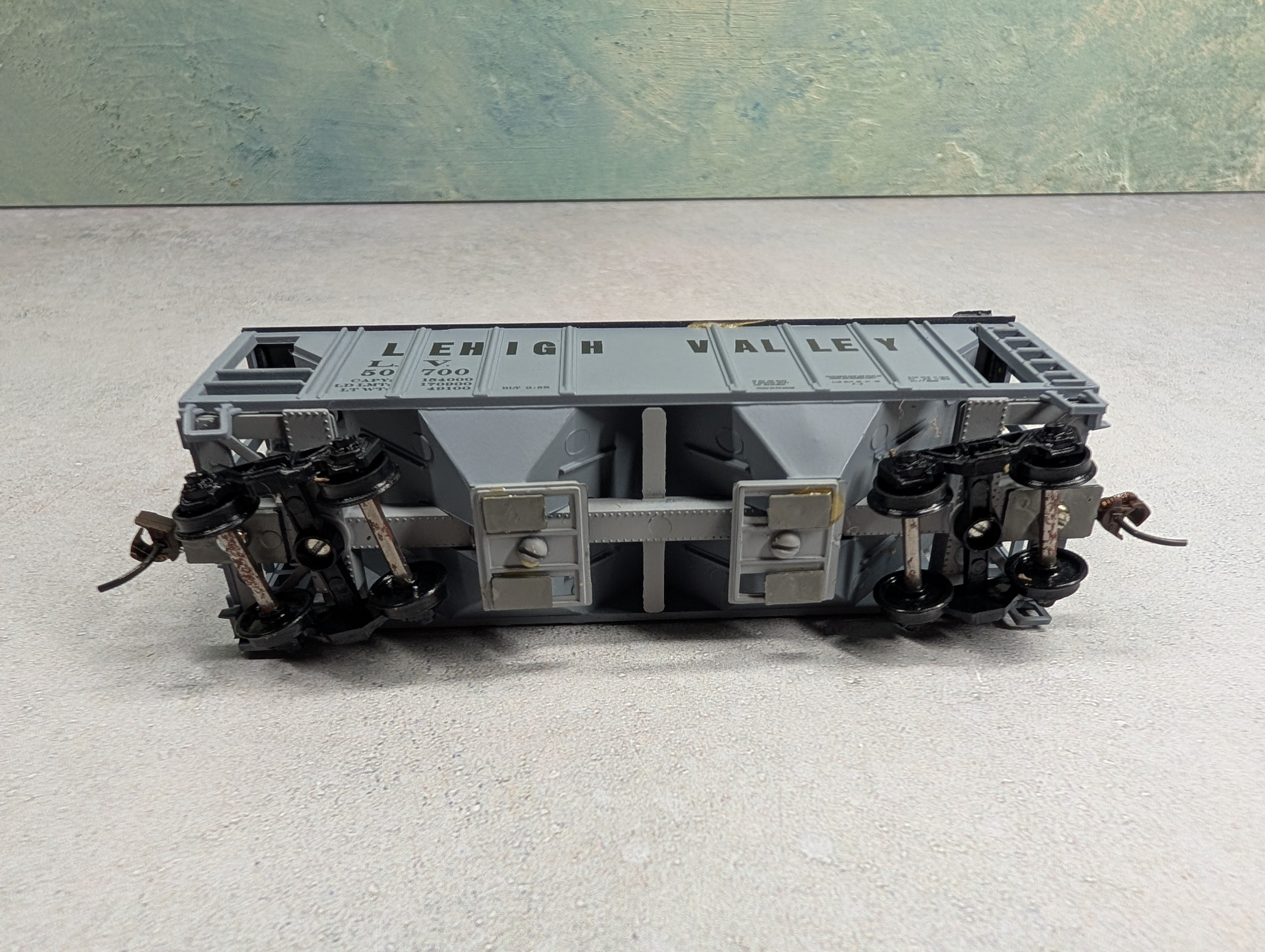 USED Roundhouse HO Scale 2 Bay Covered Hopper Lehigh Valley LV #50700