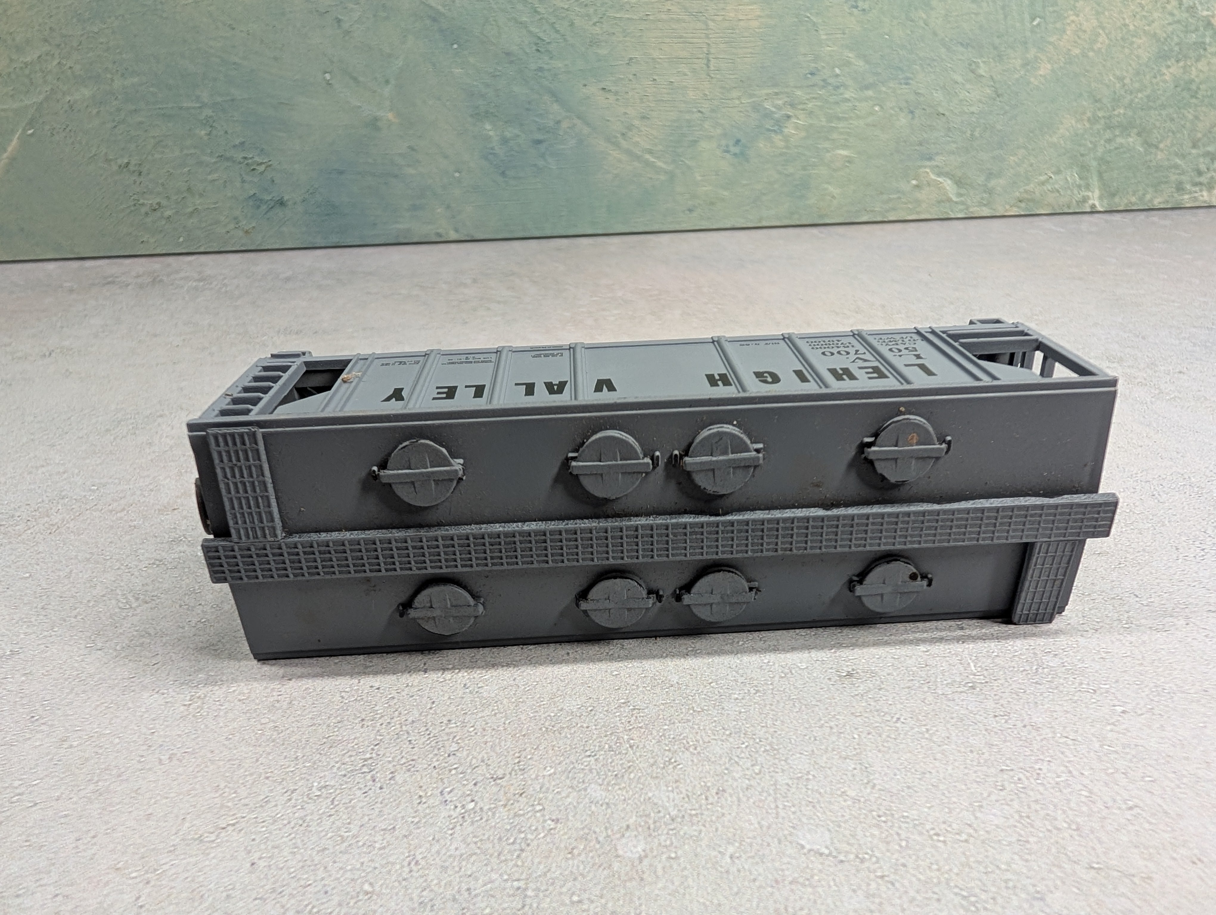 USED Roundhouse HO Scale 2 Bay Covered Hopper Lehigh Valley LV #50700