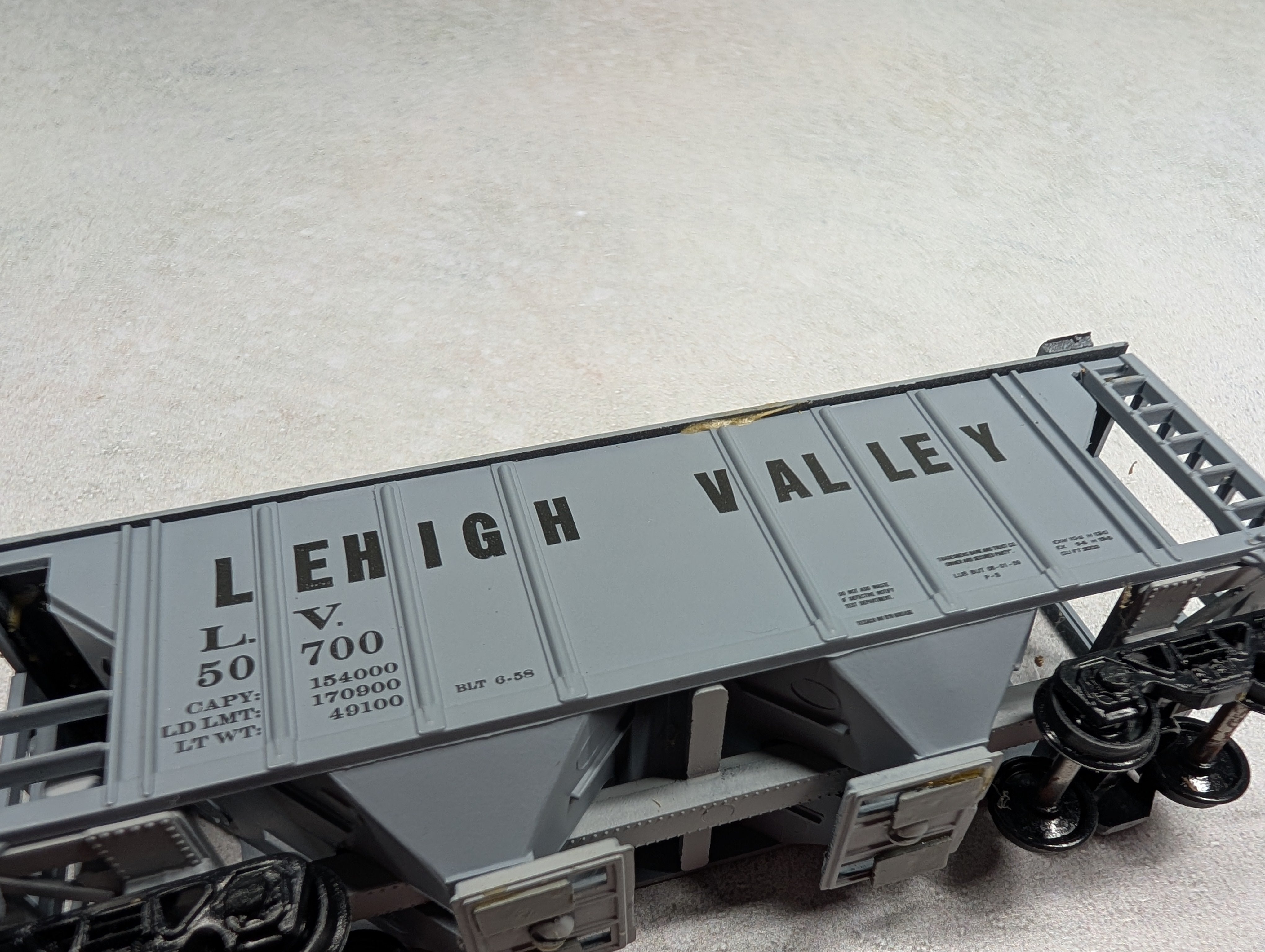 USED Roundhouse HO Scale 2 Bay Covered Hopper Lehigh Valley LV #50700