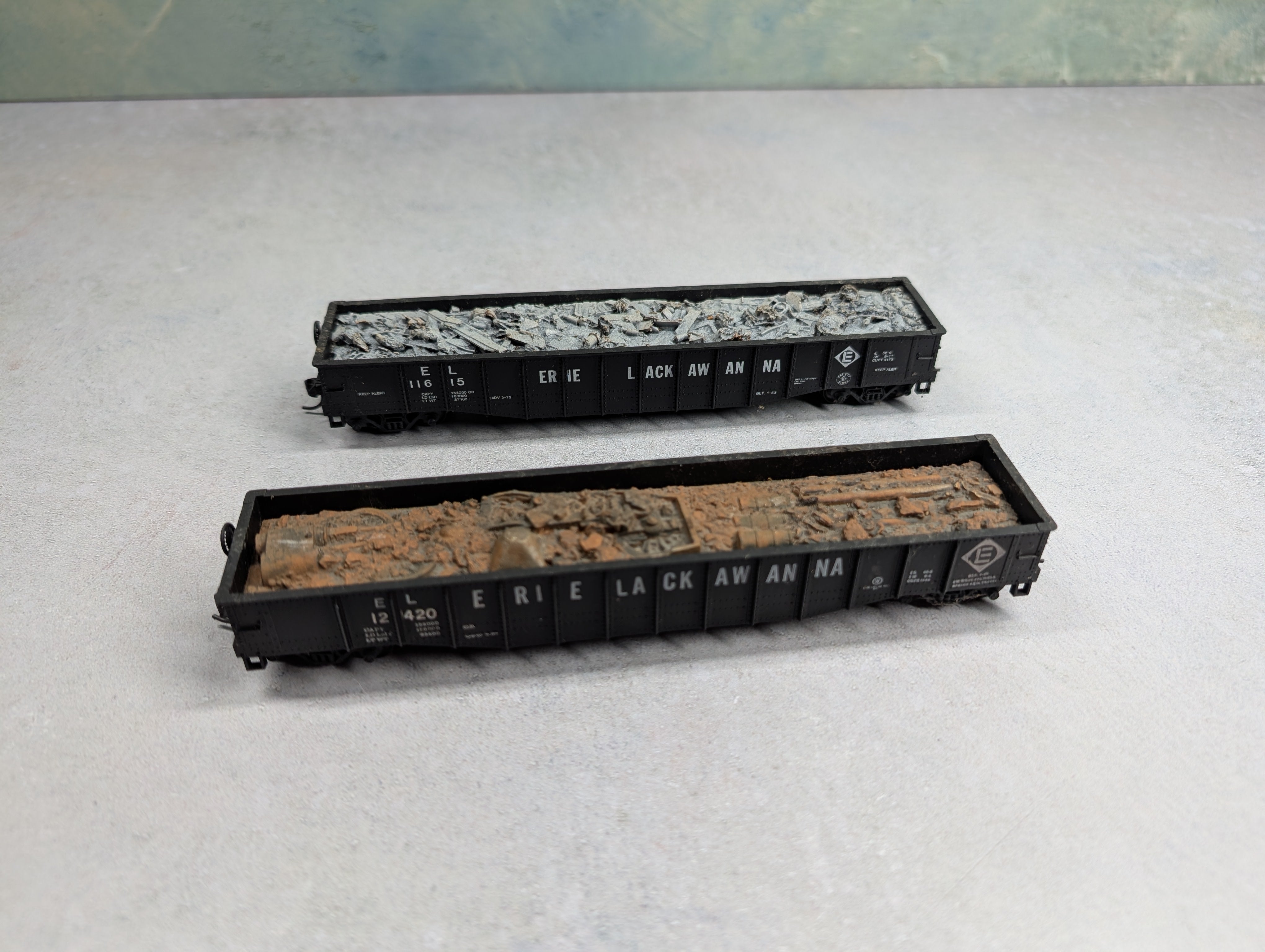 USED Athearn HO Scale 50' Gondolas Erie Lackawanna EL w/ Scrap Loads (2 pcs)