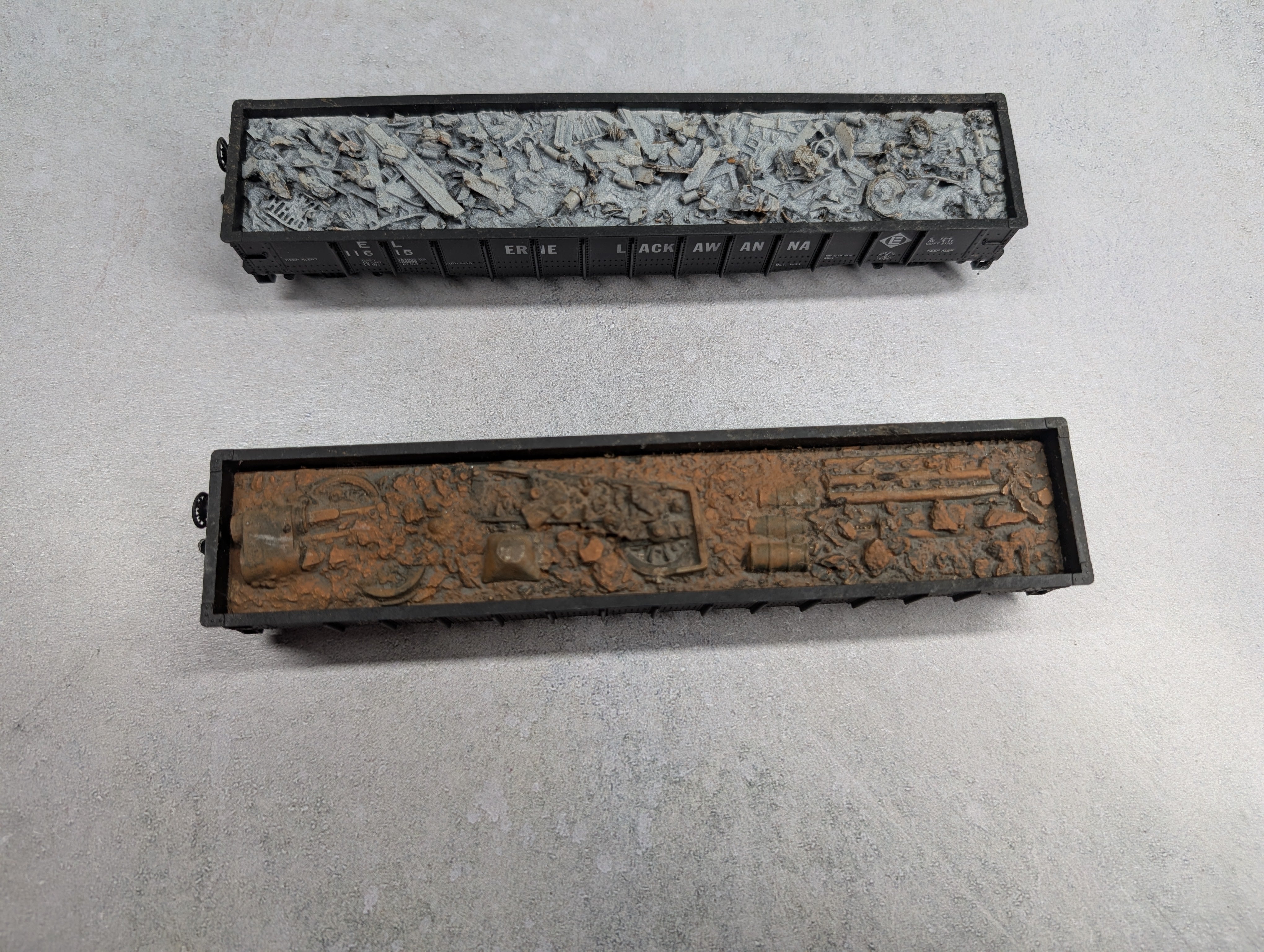 USED Athearn HO Scale 50' Gondolas Erie Lackawanna EL w/ Scrap Loads (2 pcs)