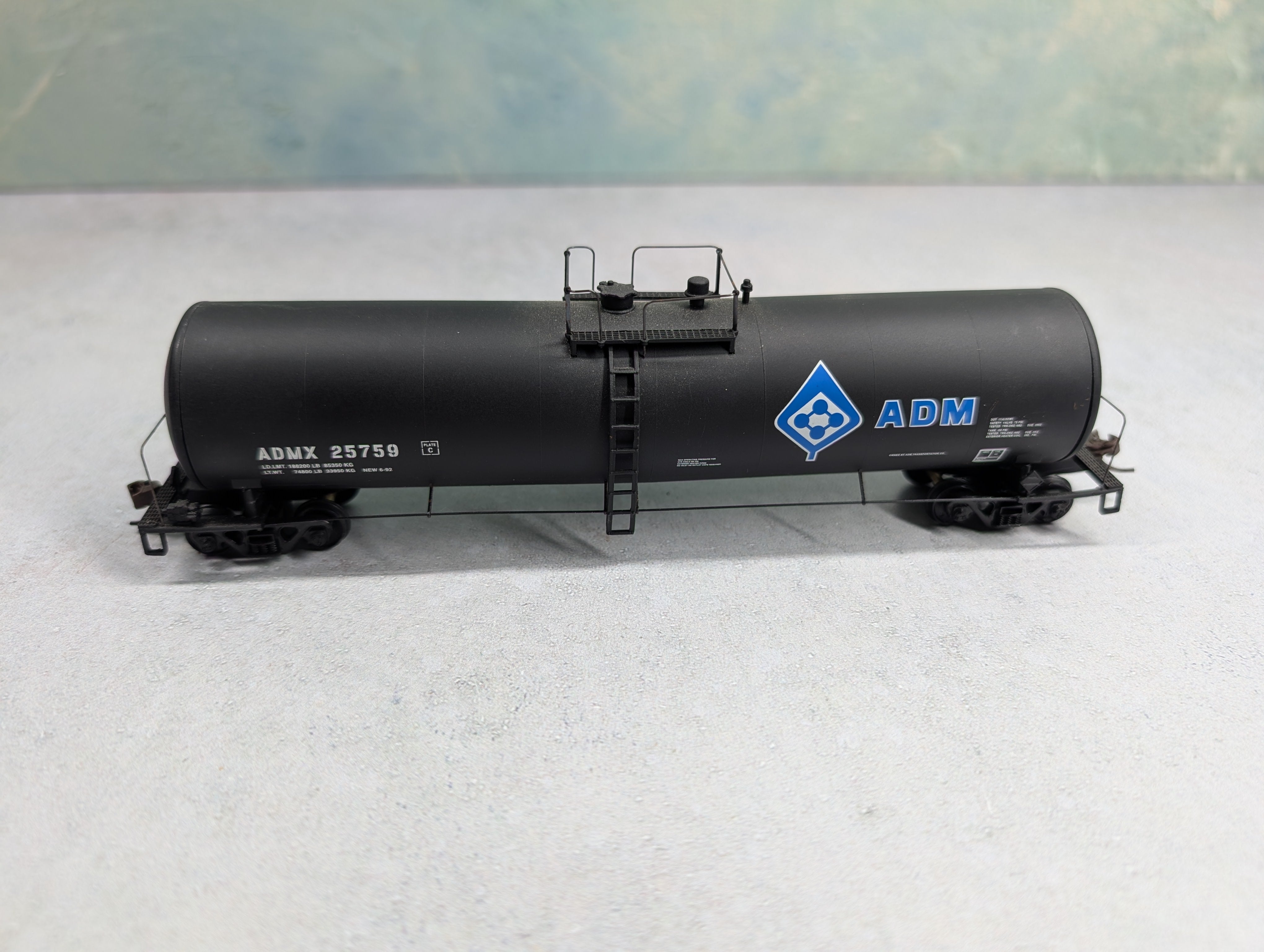 USED Walthers HO Scale 23,000 Gal Funnel Flow Tank Car Archer Daniels Midland ADMX #25759