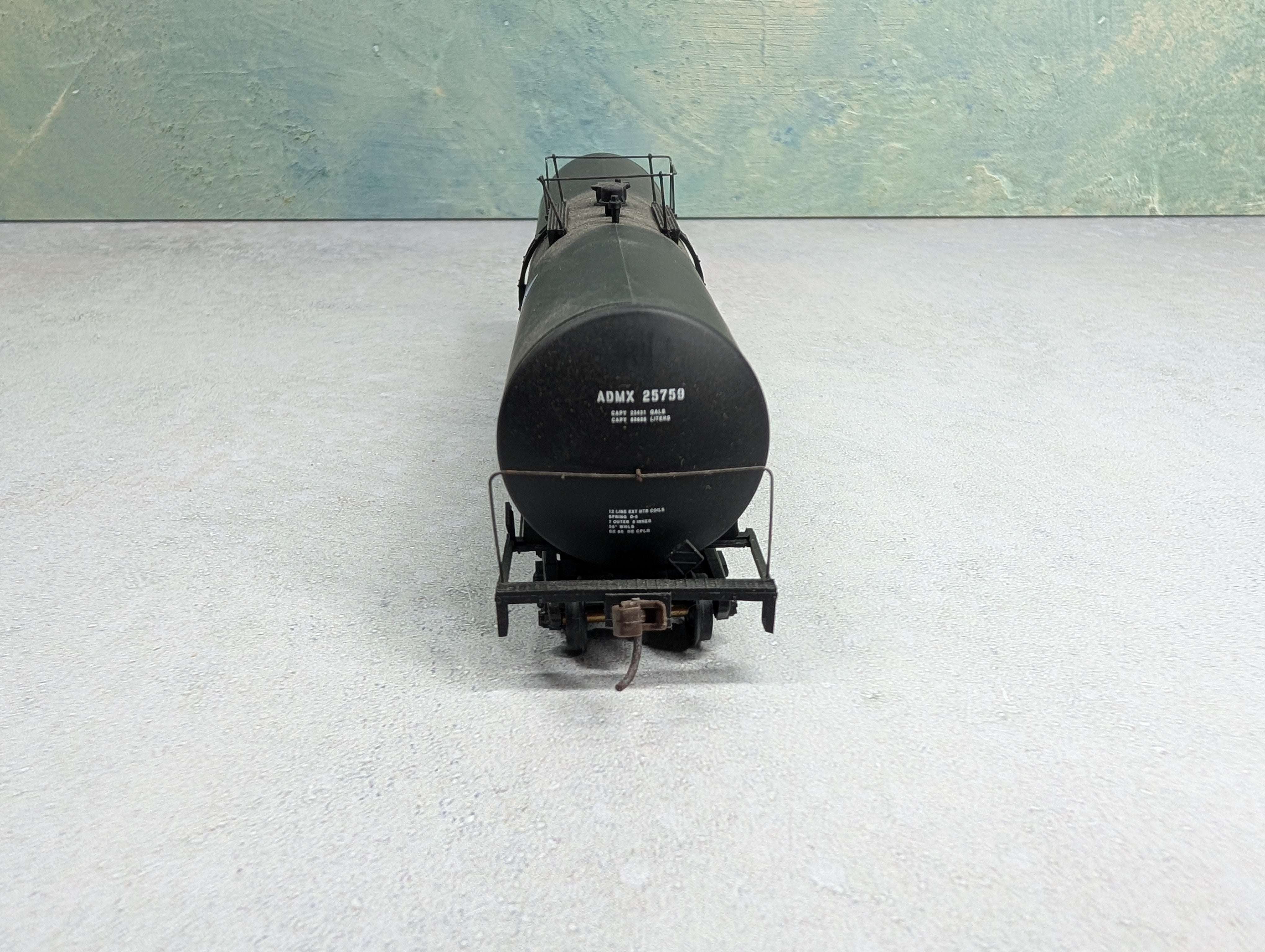 USED Walthers HO Scale 23,000 Gal Funnel Flow Tank Car Archer Daniels Midland ADMX #25759