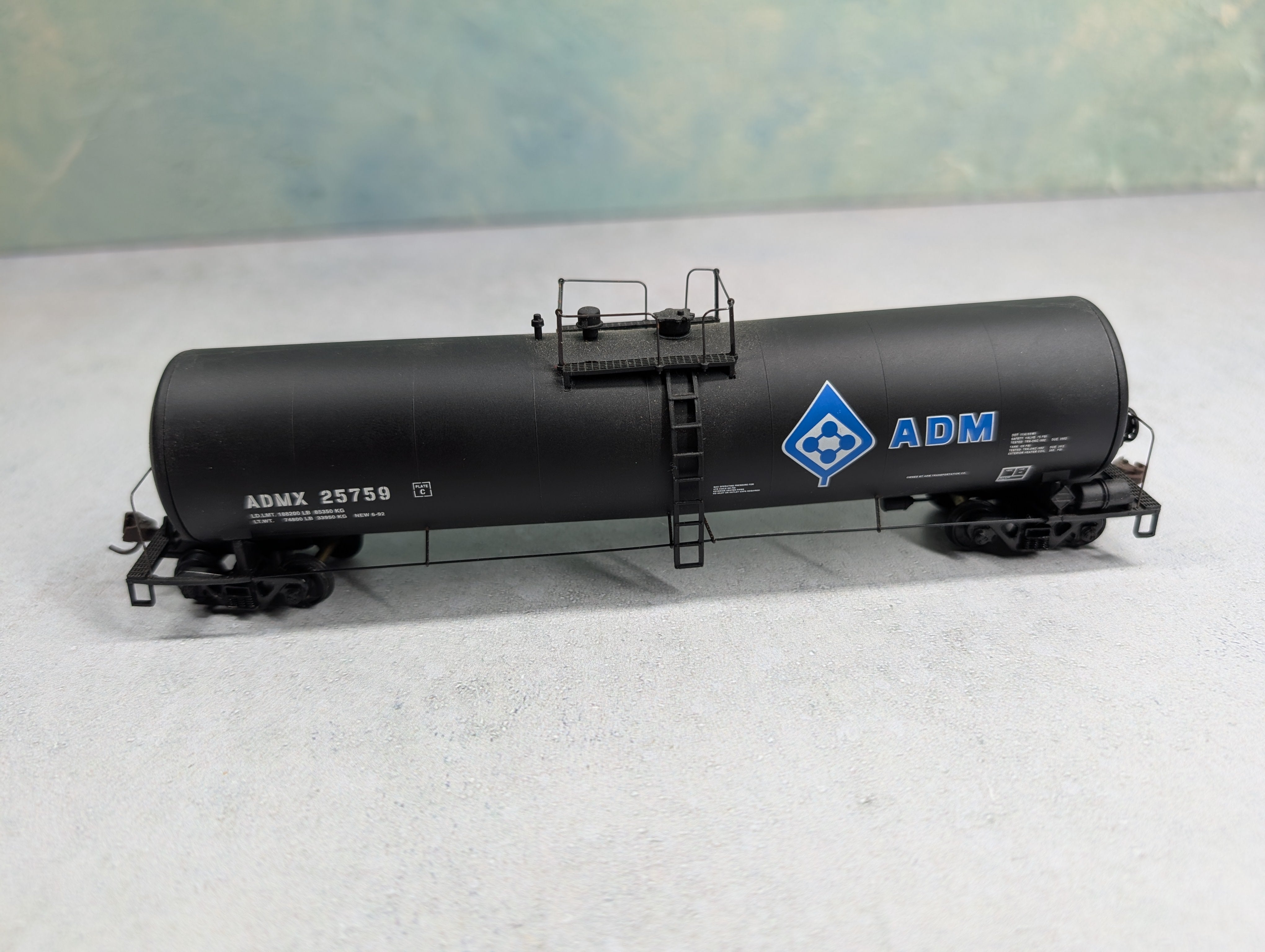 USED Walthers HO Scale 23,000 Gal Funnel Flow Tank Car Archer Daniels Midland ADMX #25759