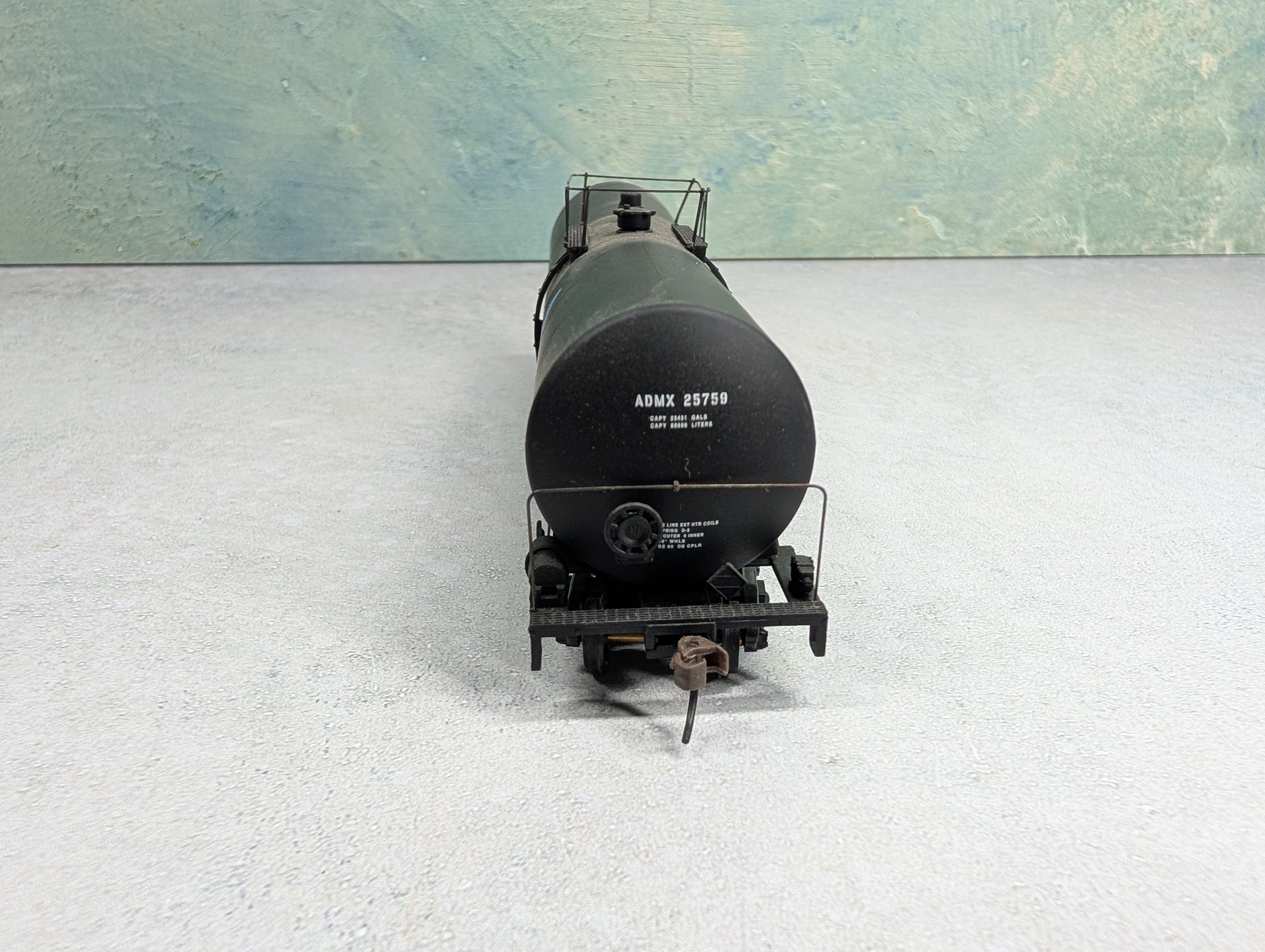 USED Walthers HO Scale 23,000 Gal Funnel Flow Tank Car Archer Daniels Midland ADMX #25759
