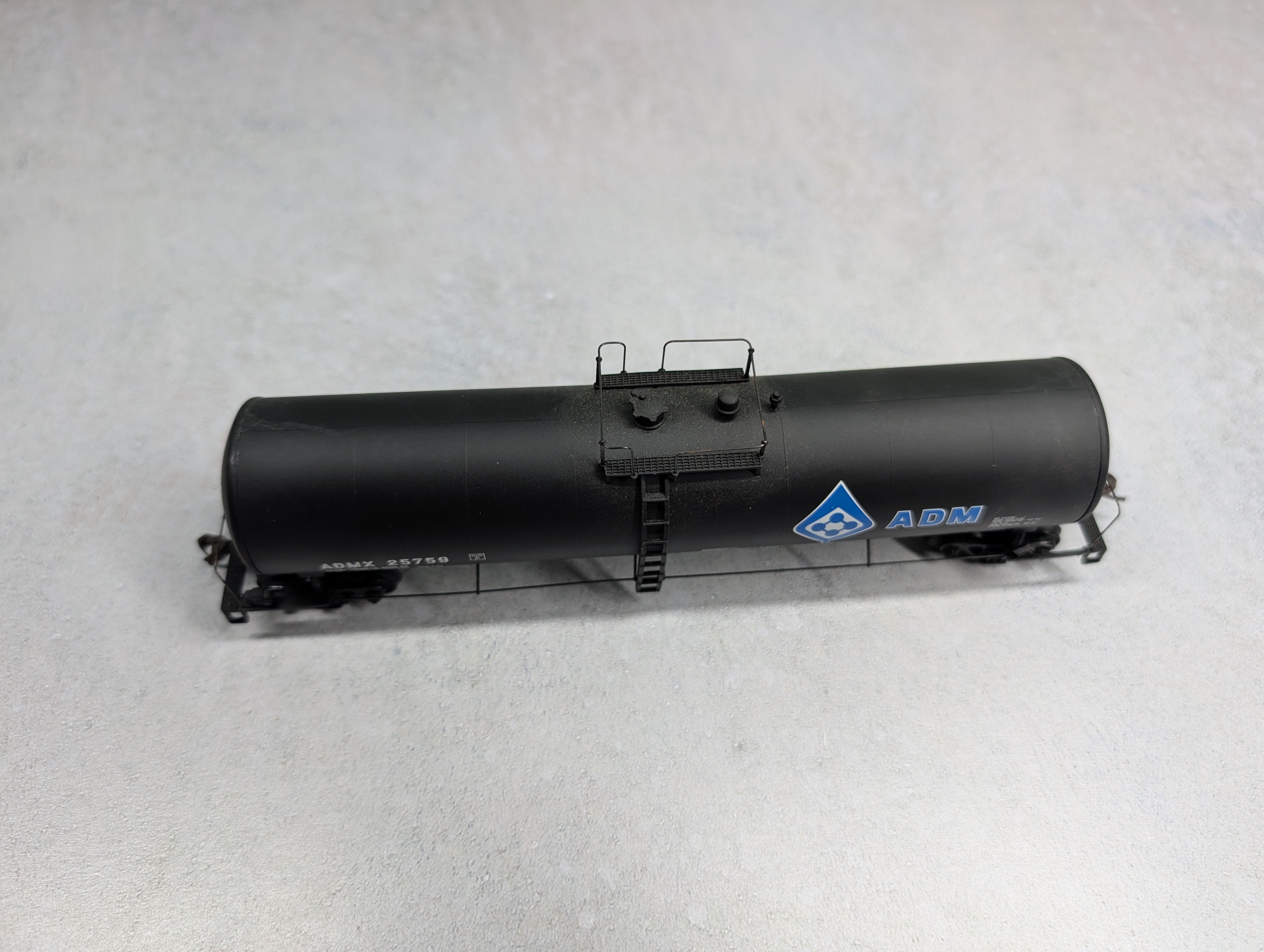 USED Walthers HO Scale 23,000 Gal Funnel Flow Tank Car Archer Daniels Midland ADMX #25759