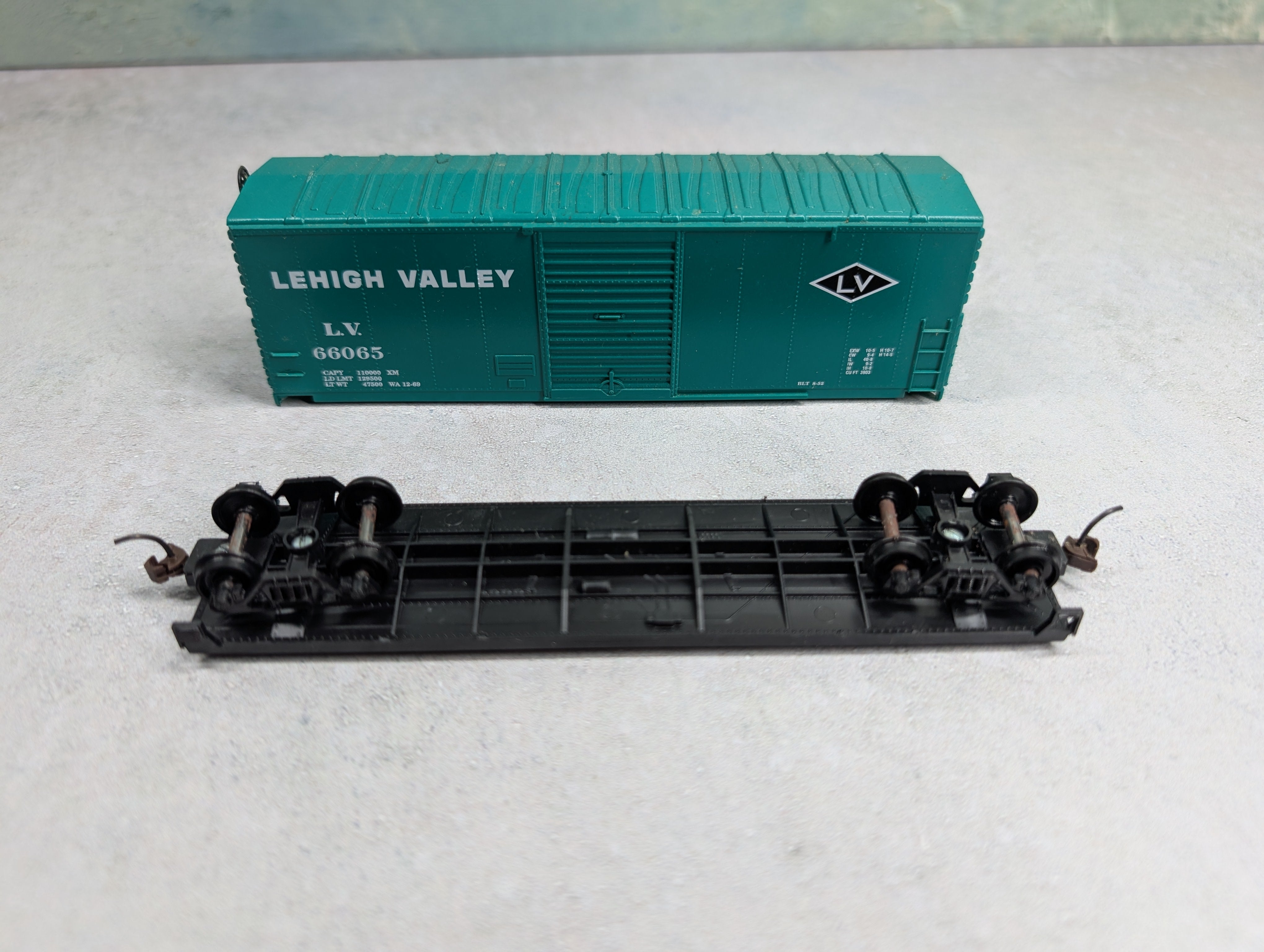 USED Roundhouse HO Scale 40' Box Car Lehigh Valley LV #66065