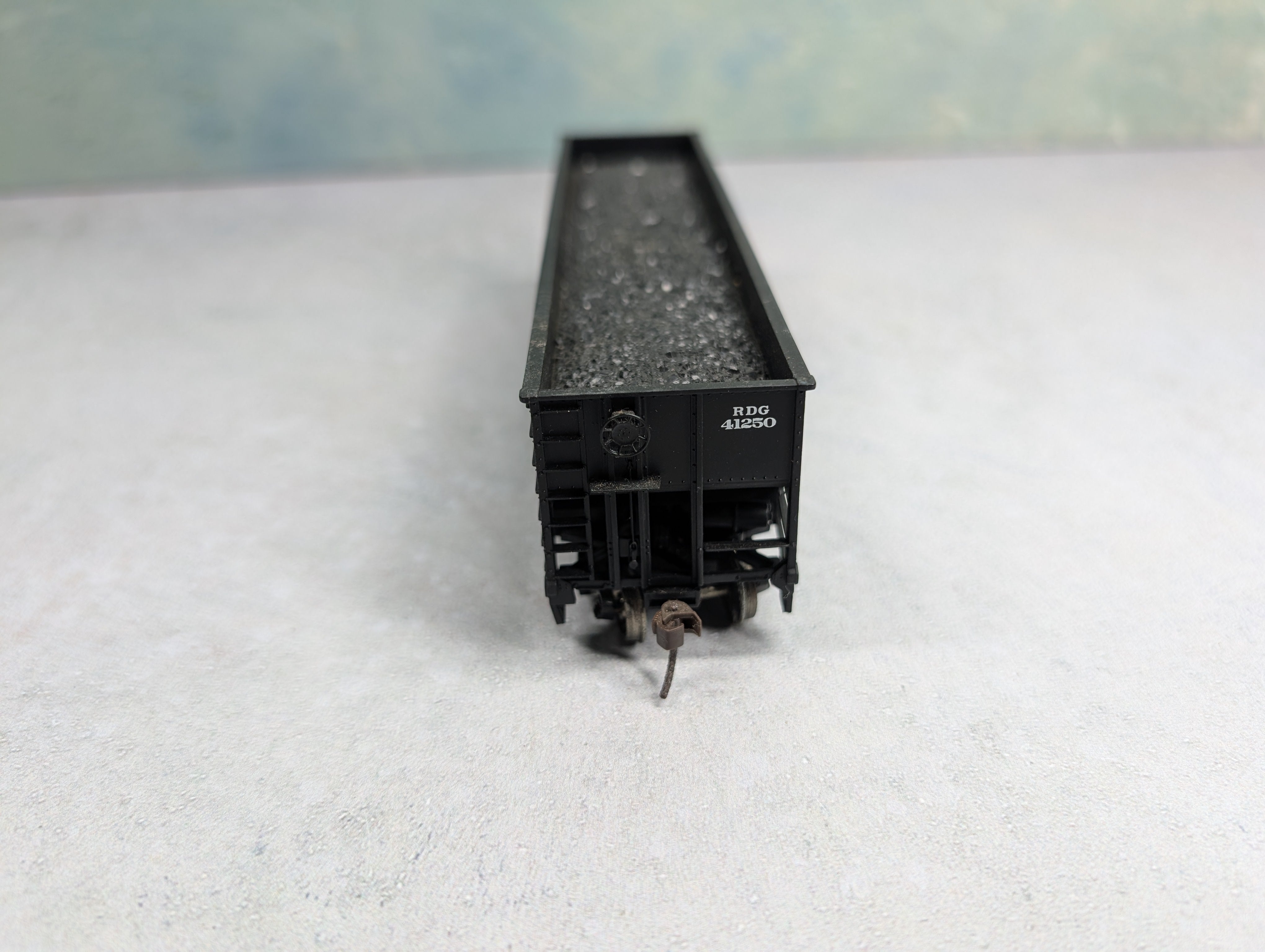 USED Bachmann HO Scale 3 Bay 100 Ton Hopper Reading RDG #41250 w/ Coal Load