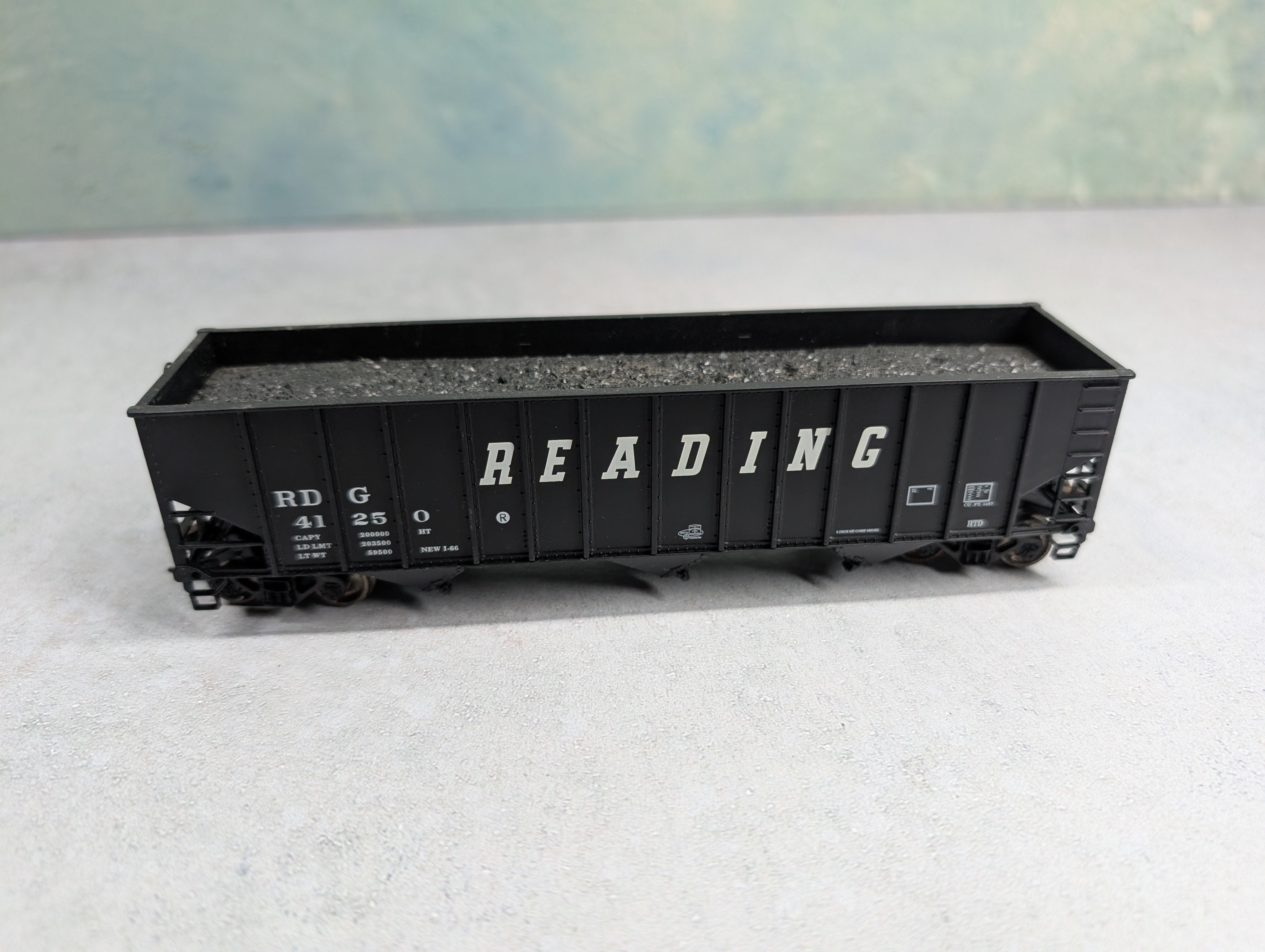 USED Bachmann HO Scale 3 Bay 100 Ton Hopper Reading RDG #41250 w/ Coal Load
