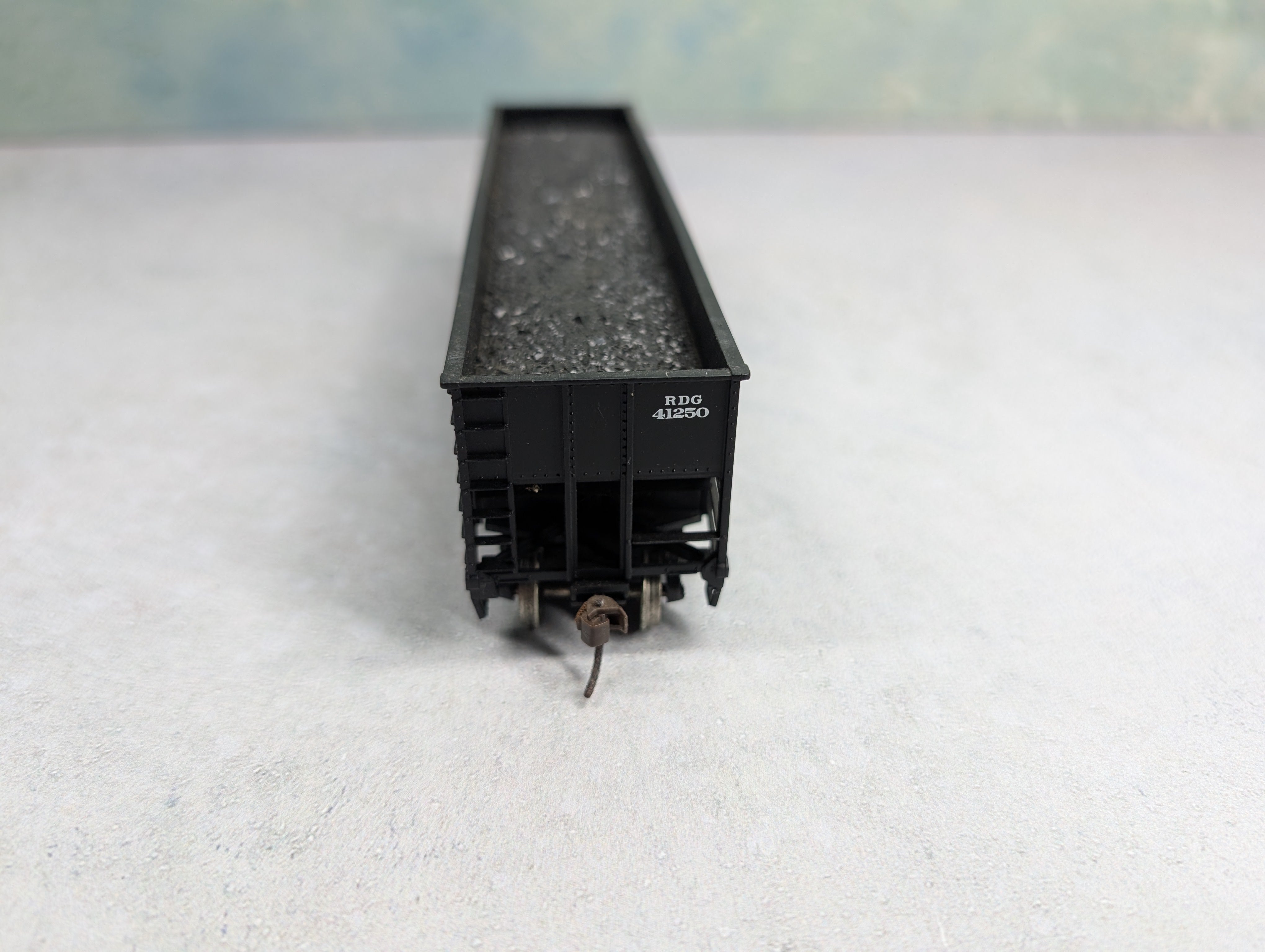 USED Bachmann HO Scale 3 Bay 100 Ton Hopper Reading RDG #41250 w/ Coal Load