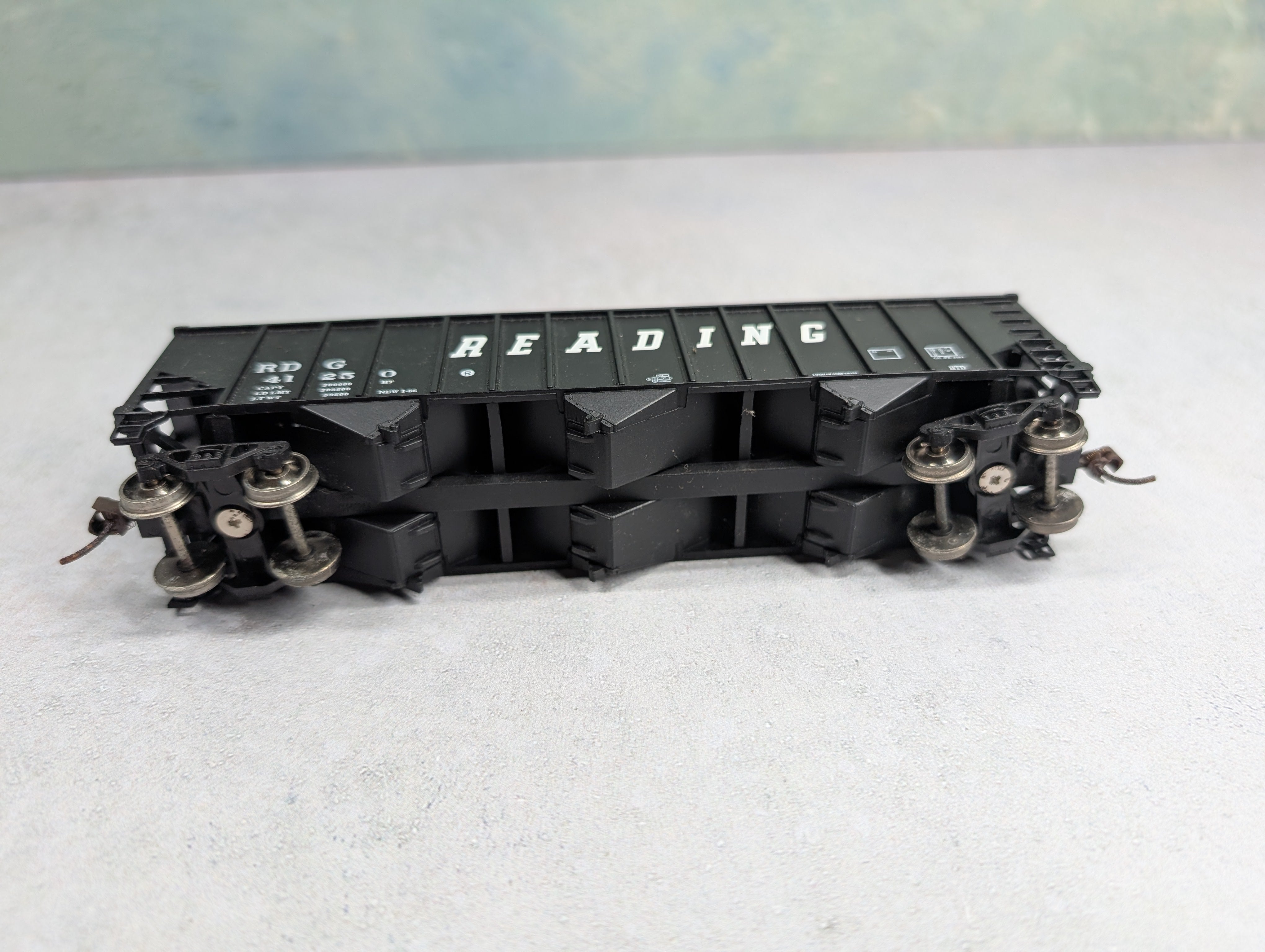 USED Bachmann HO Scale 3 Bay 100 Ton Hopper Reading RDG #41250 w/ Coal Load