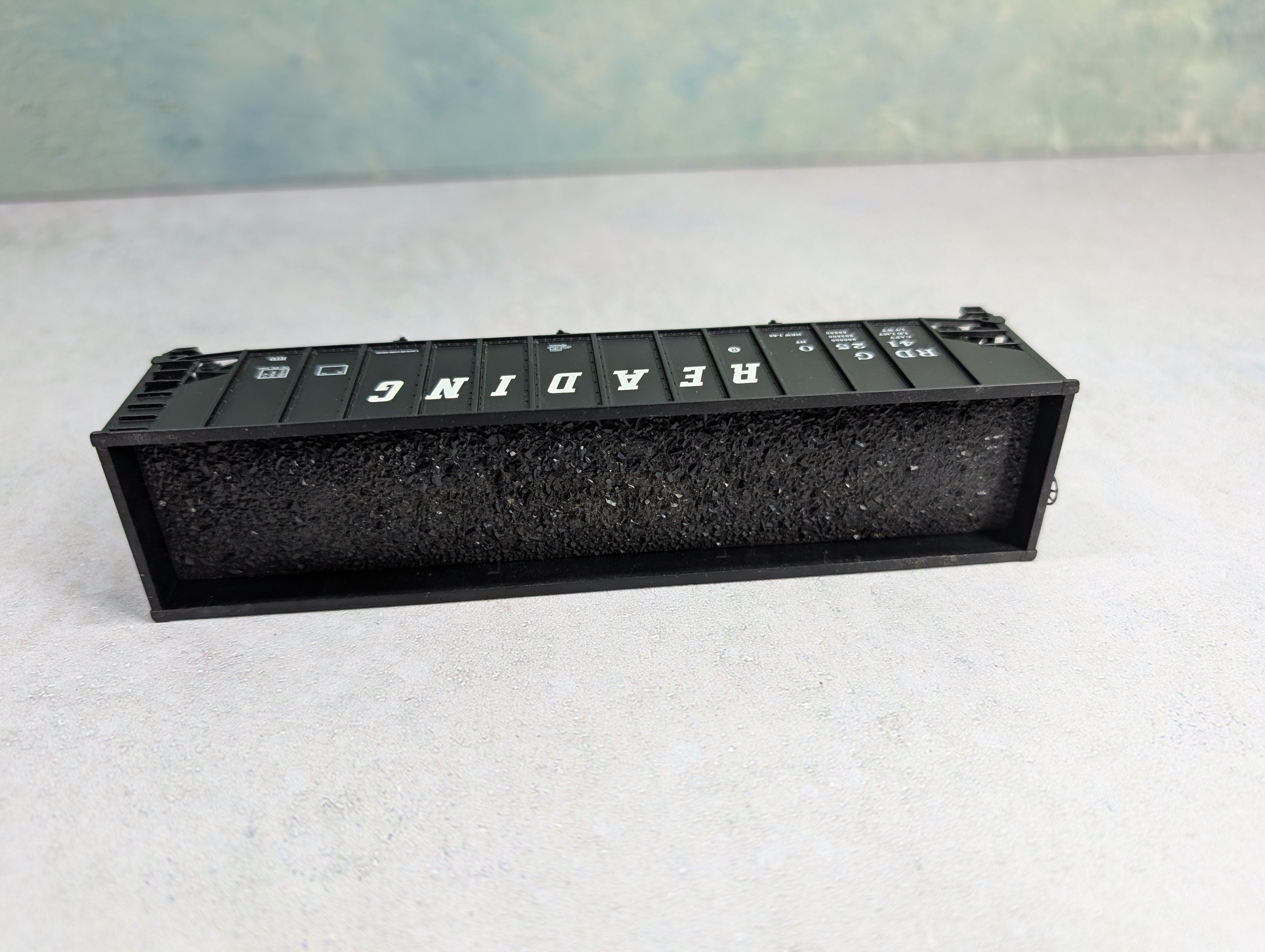 USED Bachmann HO Scale 3 Bay 100 Ton Hopper Reading RDG #41250 w/ Coal Load
