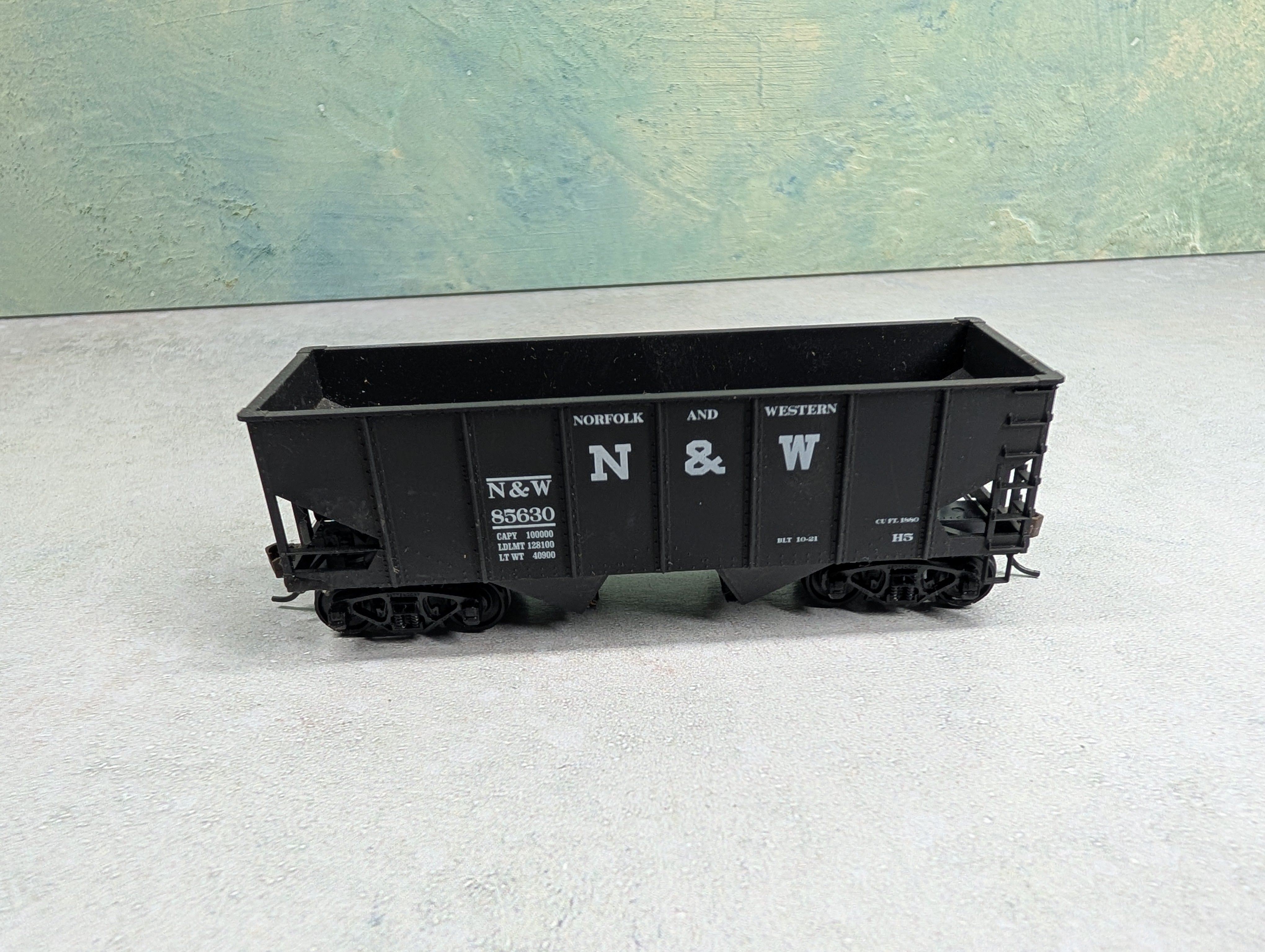 USED Accurail HO Scale 2 Bay 50 Ton Hopper Norfolk & Western N&W #85630