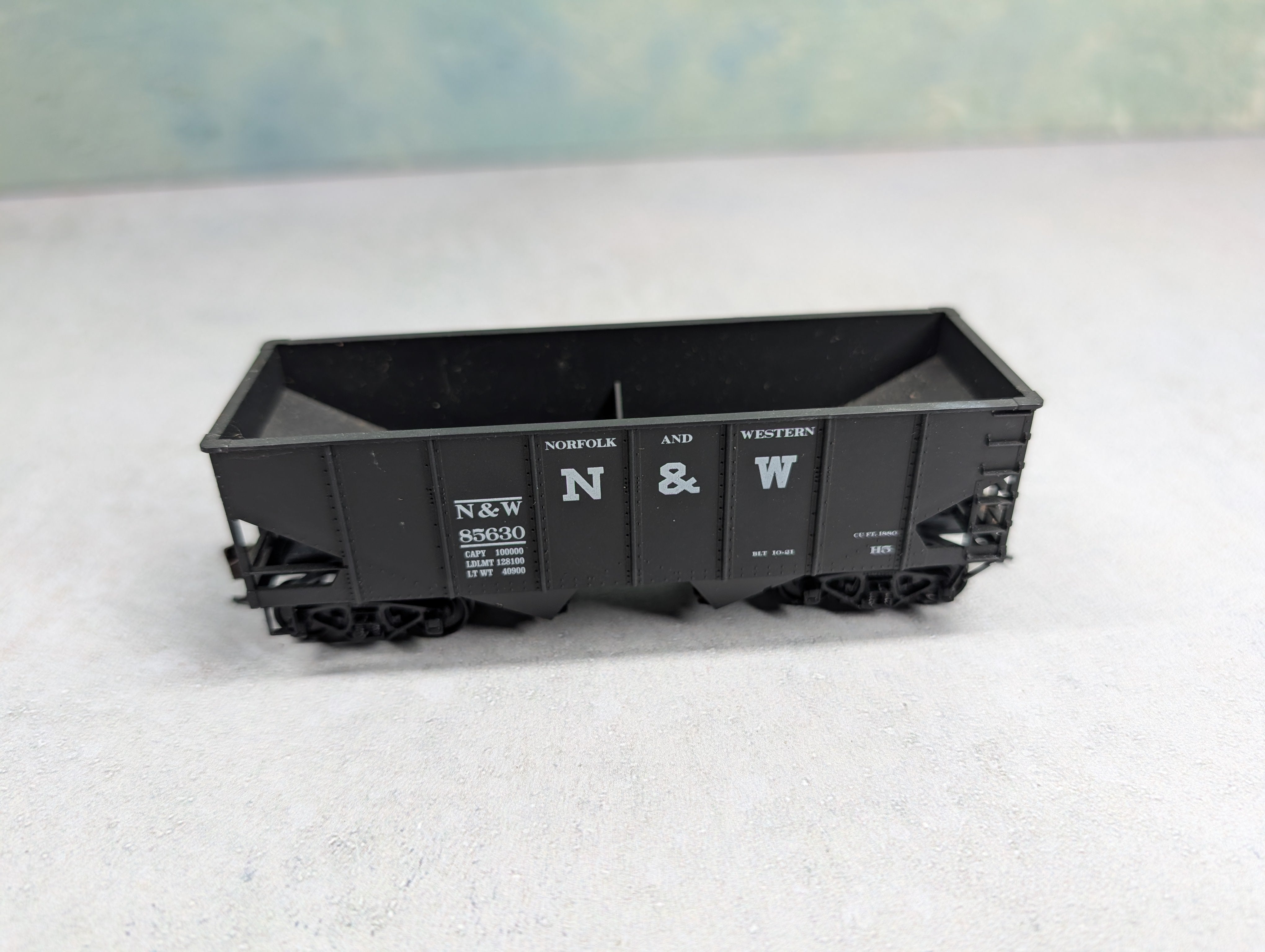 USED Accurail HO Scale 2 Bay 50 Ton Hopper Norfolk & Western N&W #85630