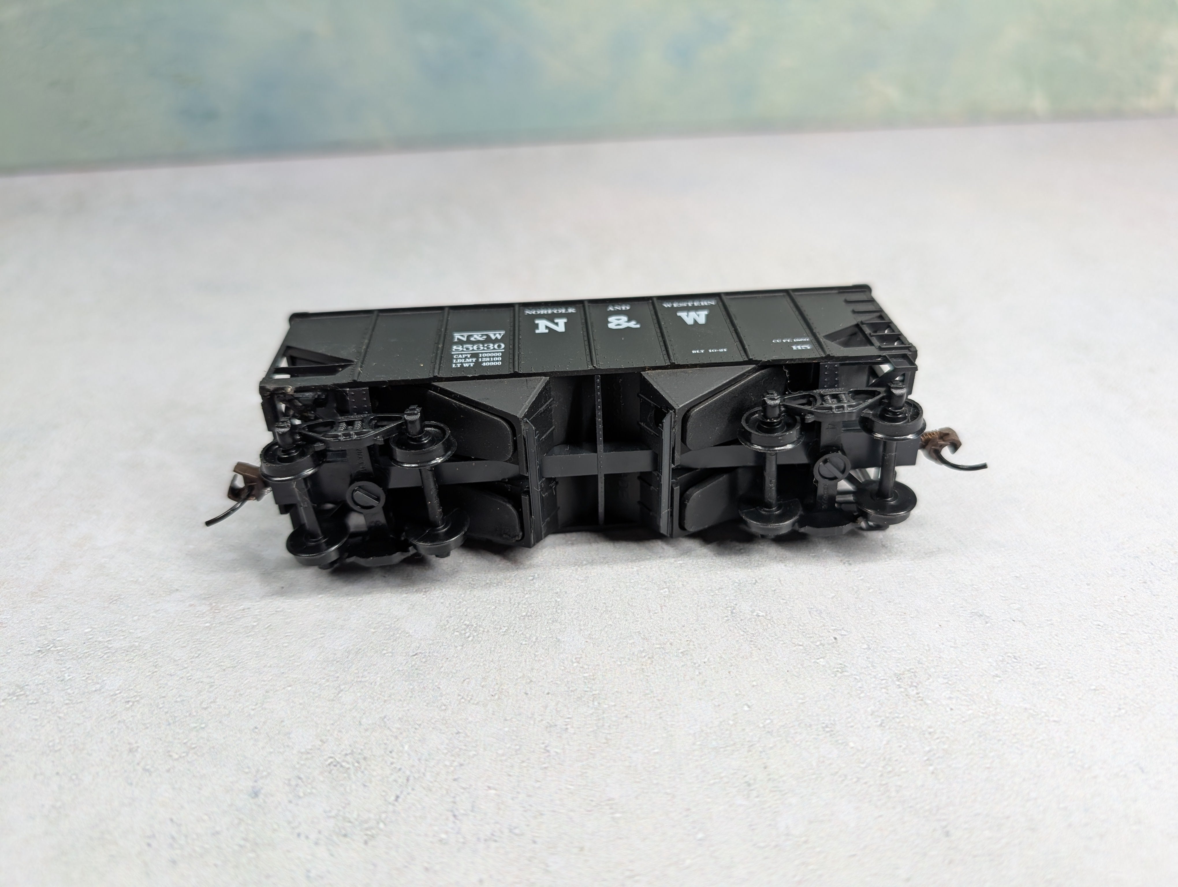 USED Accurail HO Scale 2 Bay 50 Ton Hopper Norfolk & Western N&W #85630