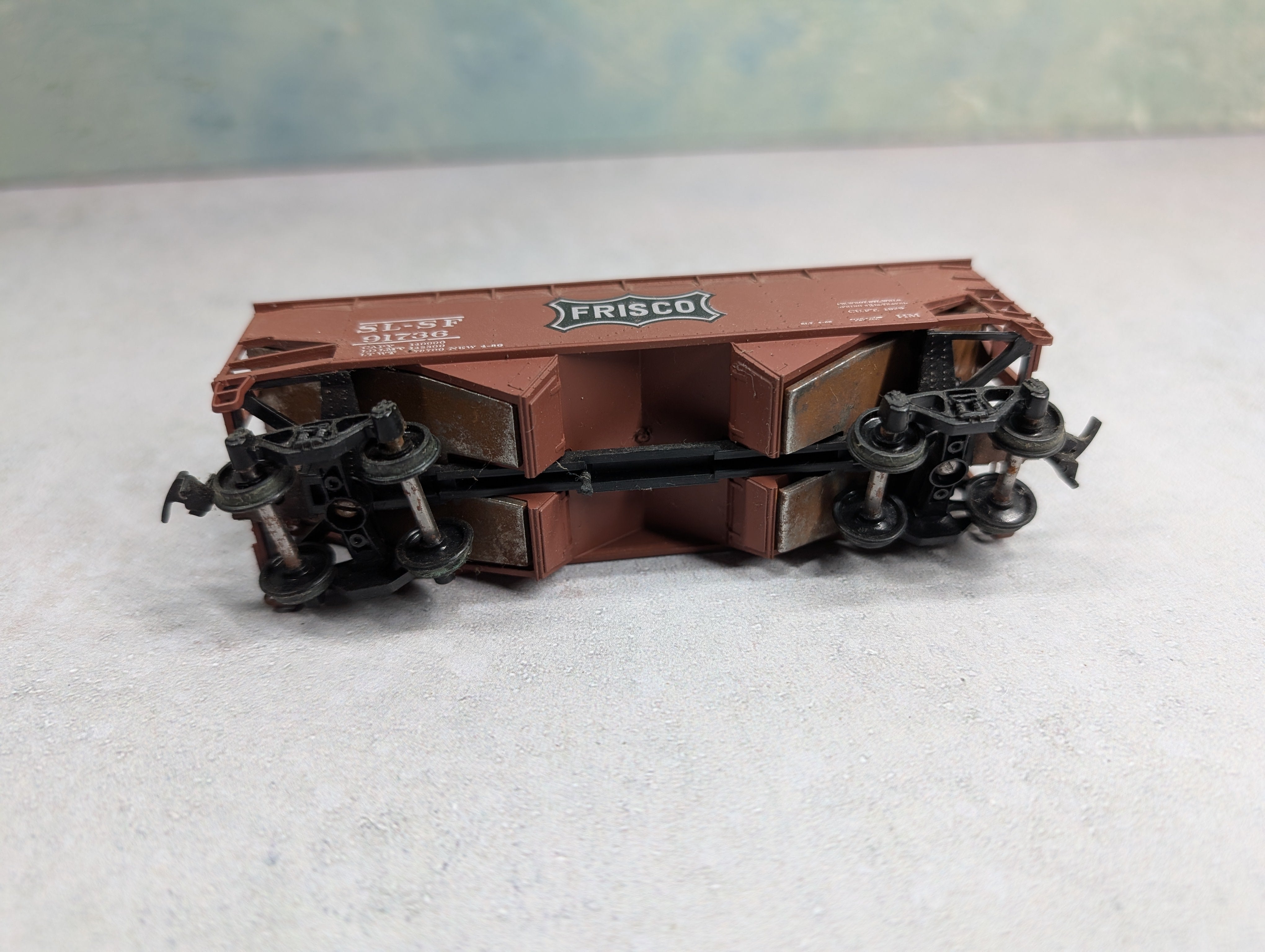 USED Athearn HO Scale 2 Bay Raised End Hopper Frisco SL-SF #91736