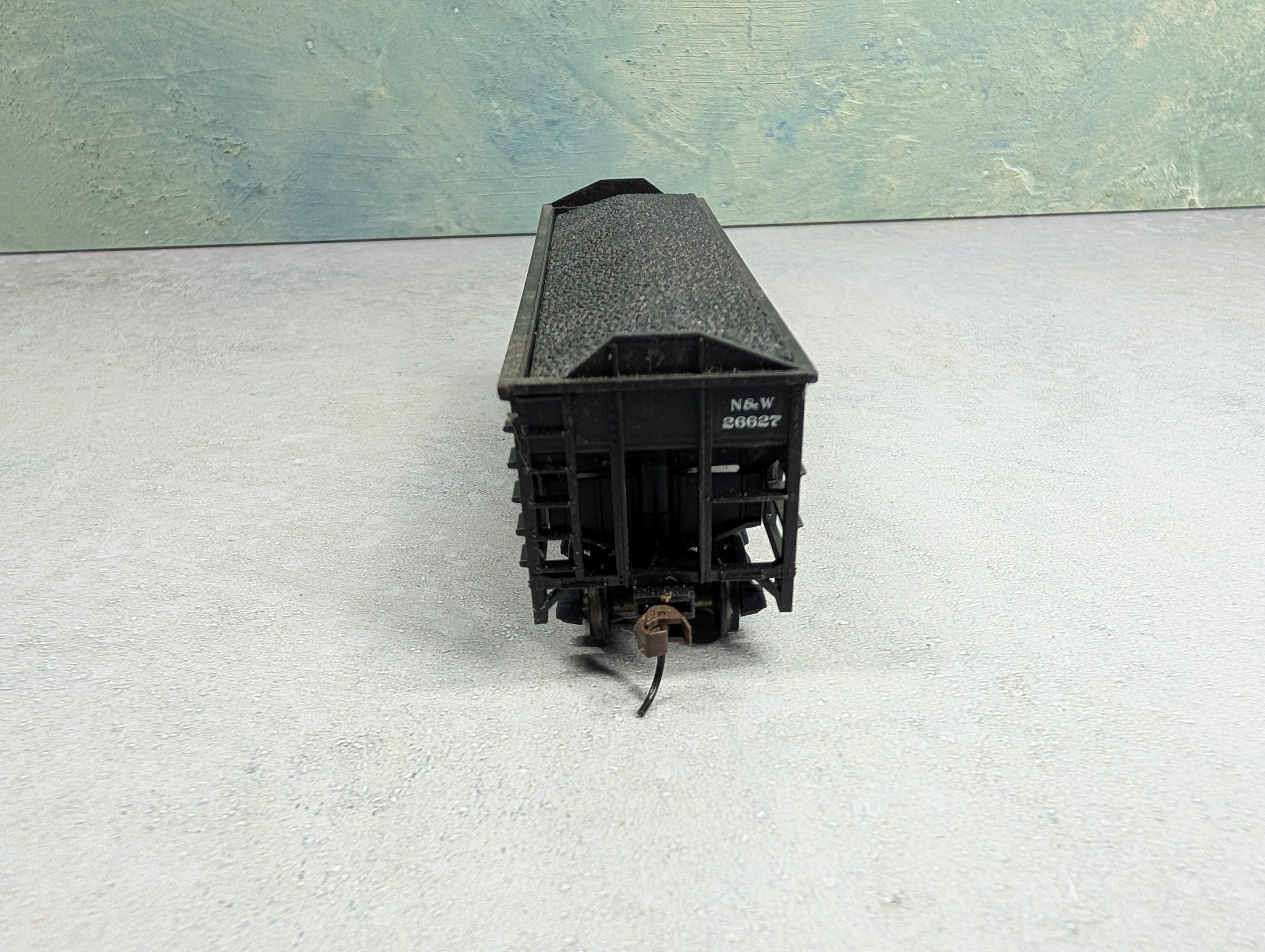 USED Walthers HO Scale 2 Bay Raised End Hopper Norfolk & Western N&W #26627 w/ Coal Load