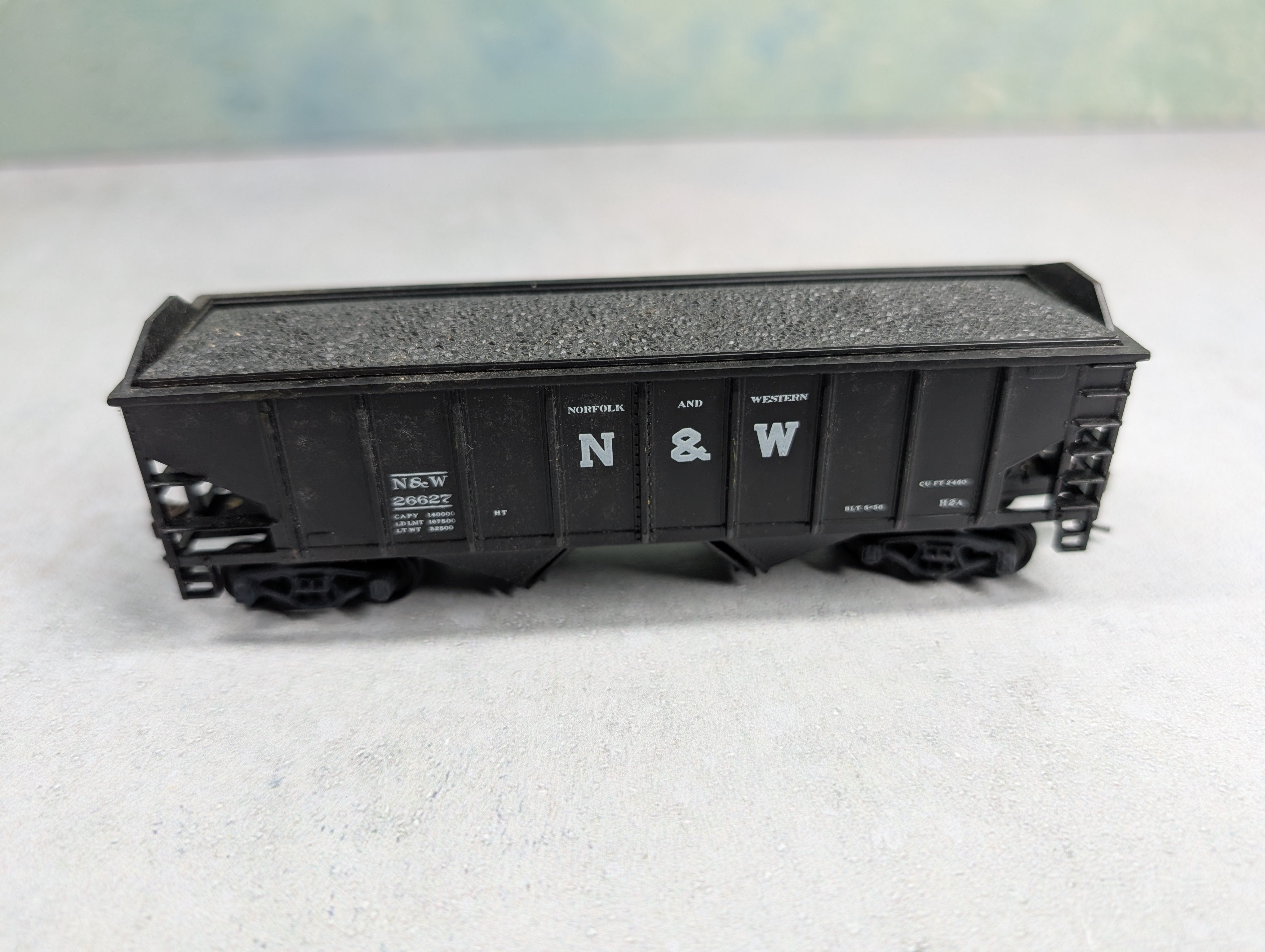 USED Walthers HO Scale 2 Bay Raised End Hopper Norfolk & Western N&W #26627 w/ Coal Load