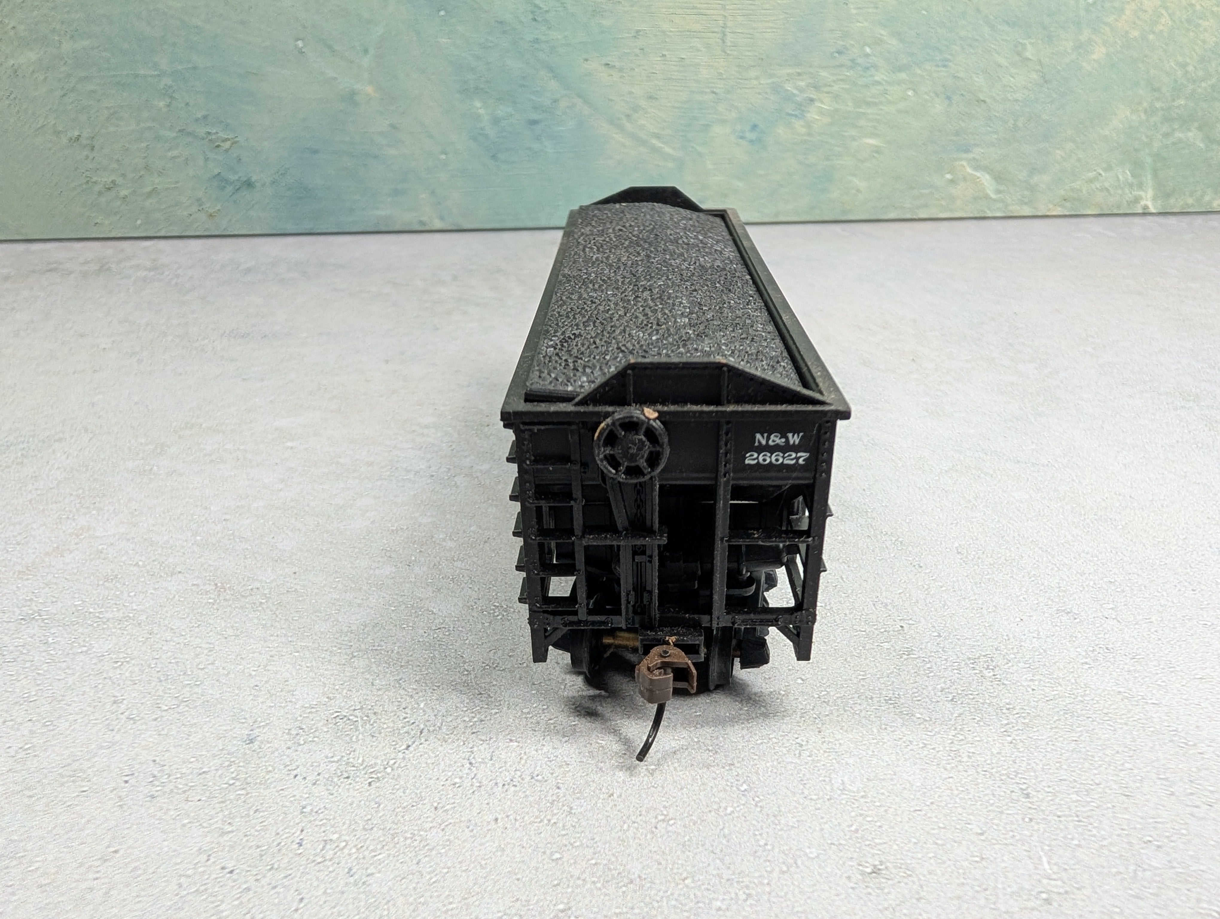 USED Walthers HO Scale 2 Bay Raised End Hopper Norfolk & Western N&W #26627 w/ Coal Load