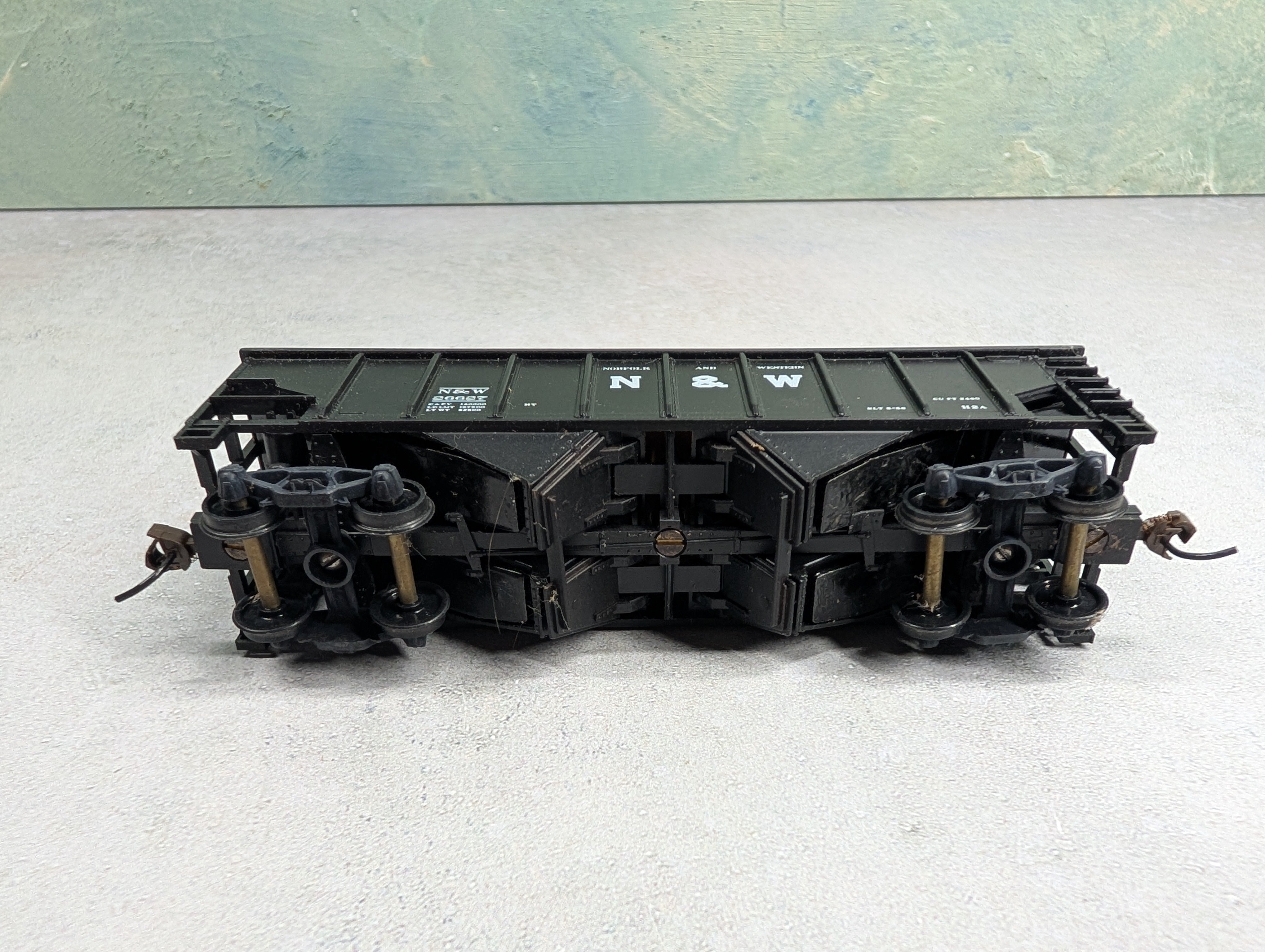 USED Walthers HO Scale 2 Bay Raised End Hopper Norfolk & Western N&W #26627 w/ Coal Load