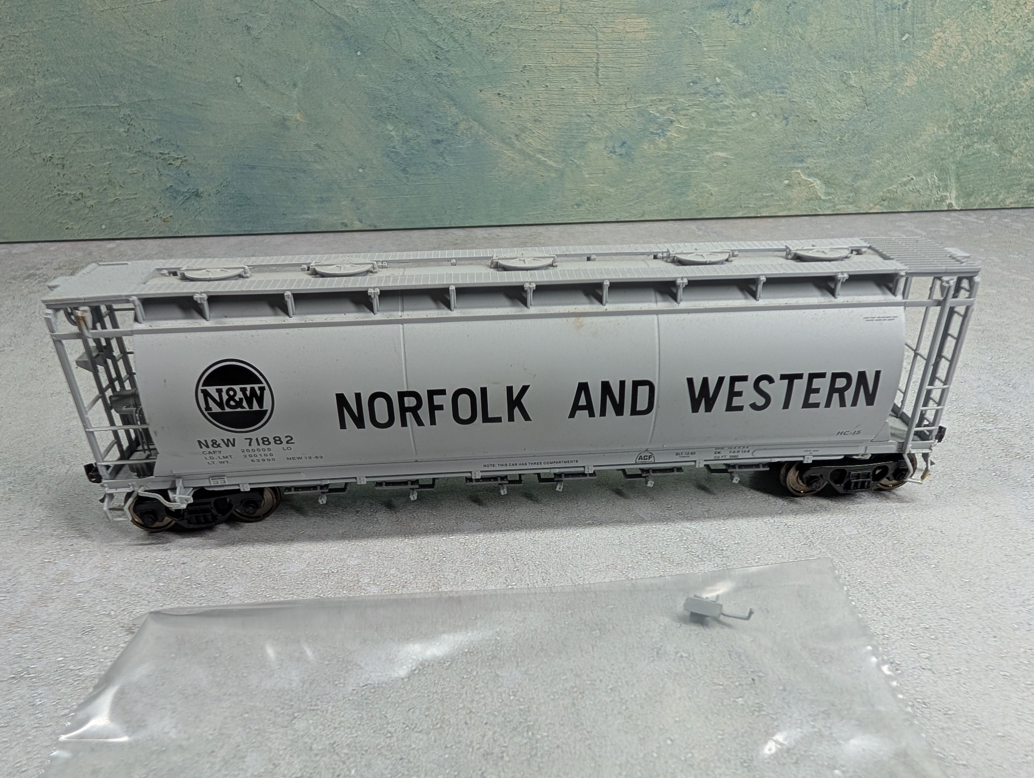 USED Atlas HO Scale ACF 6 Bay Covered Hopper Norfolk & Western N&W #71882
