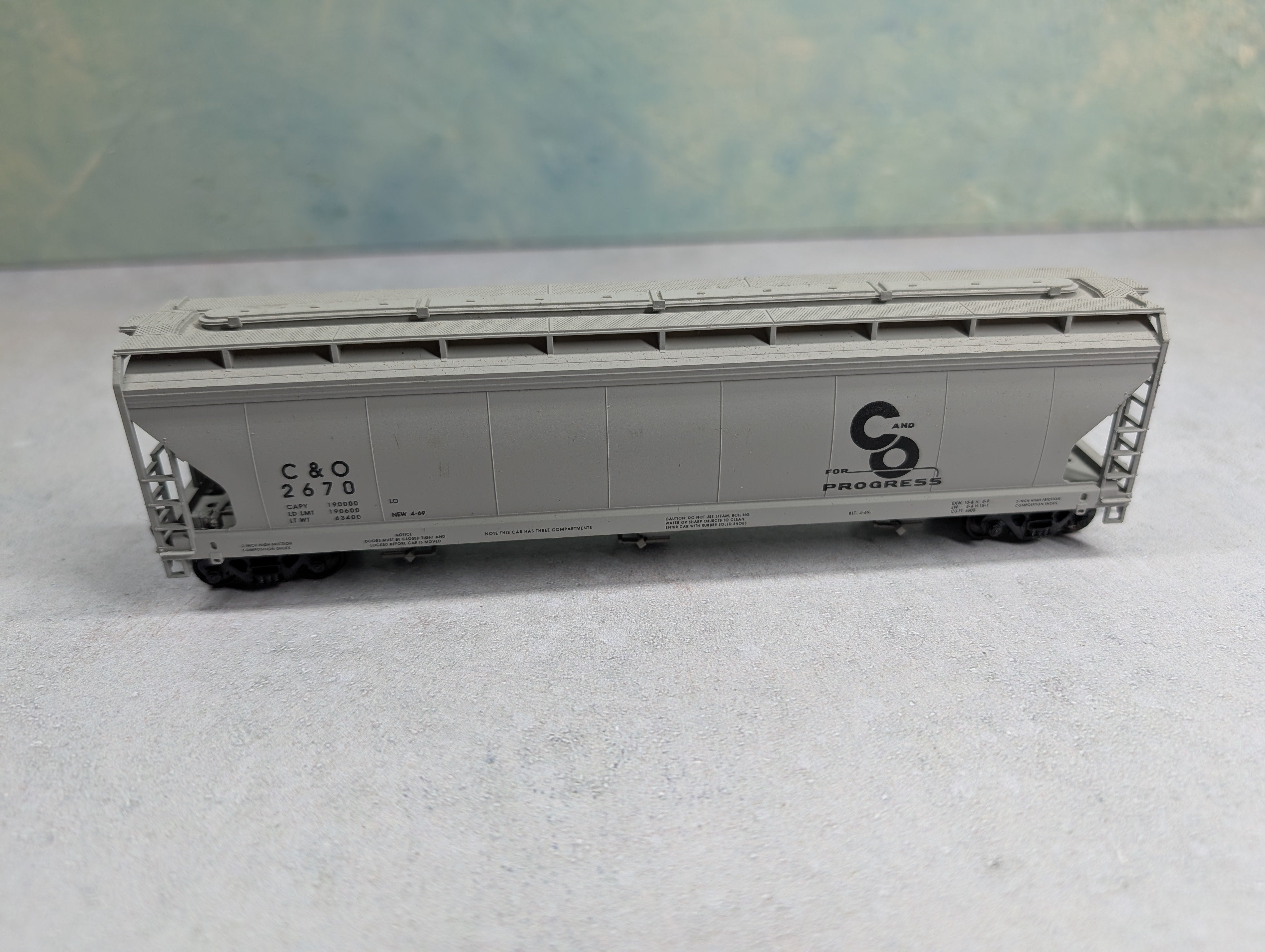 USED Accurail HO Scale 3 Bay Covered Hopper Chesapeake and Ohio C&O #2670