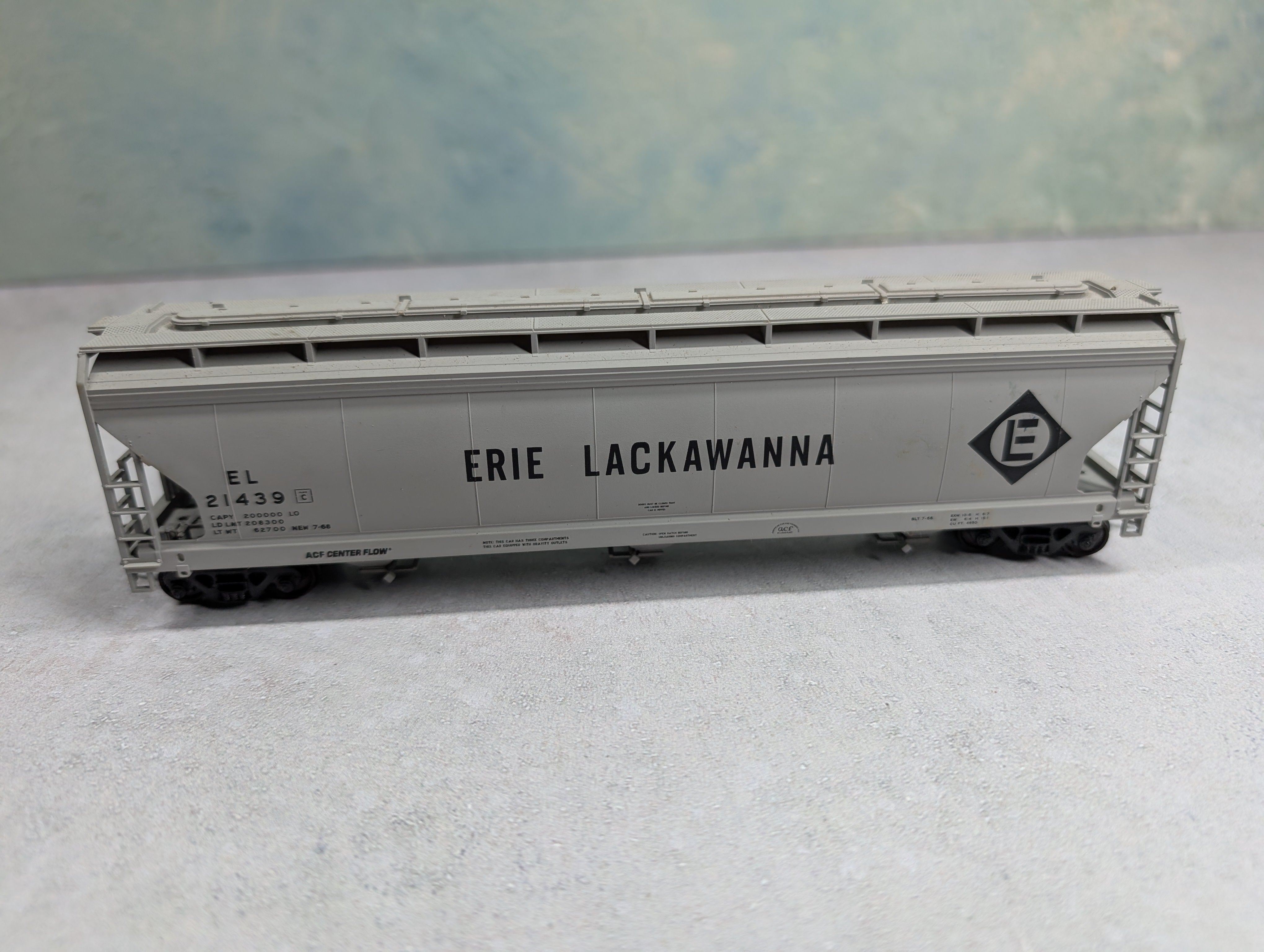 USED Accurail HO Scale ACF Centerflow 3 Bay Covered Hopper Erie Lackawanna EL #21439