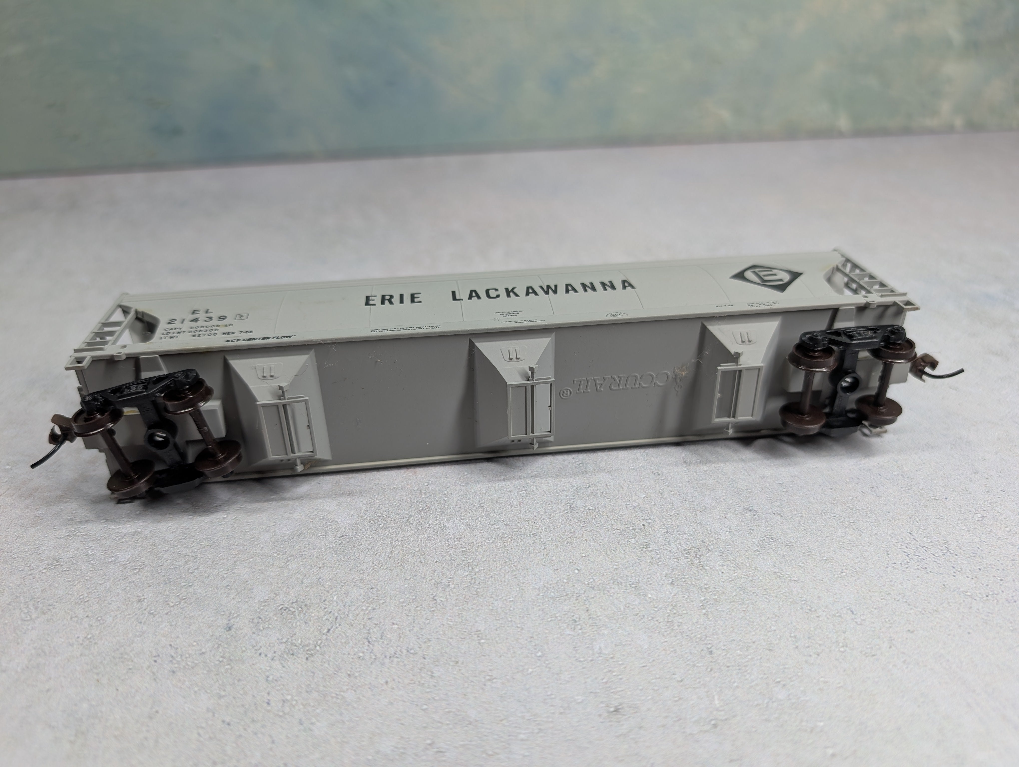 USED Accurail HO Scale ACF Centerflow 3 Bay Covered Hopper Erie Lackawanna EL #21439