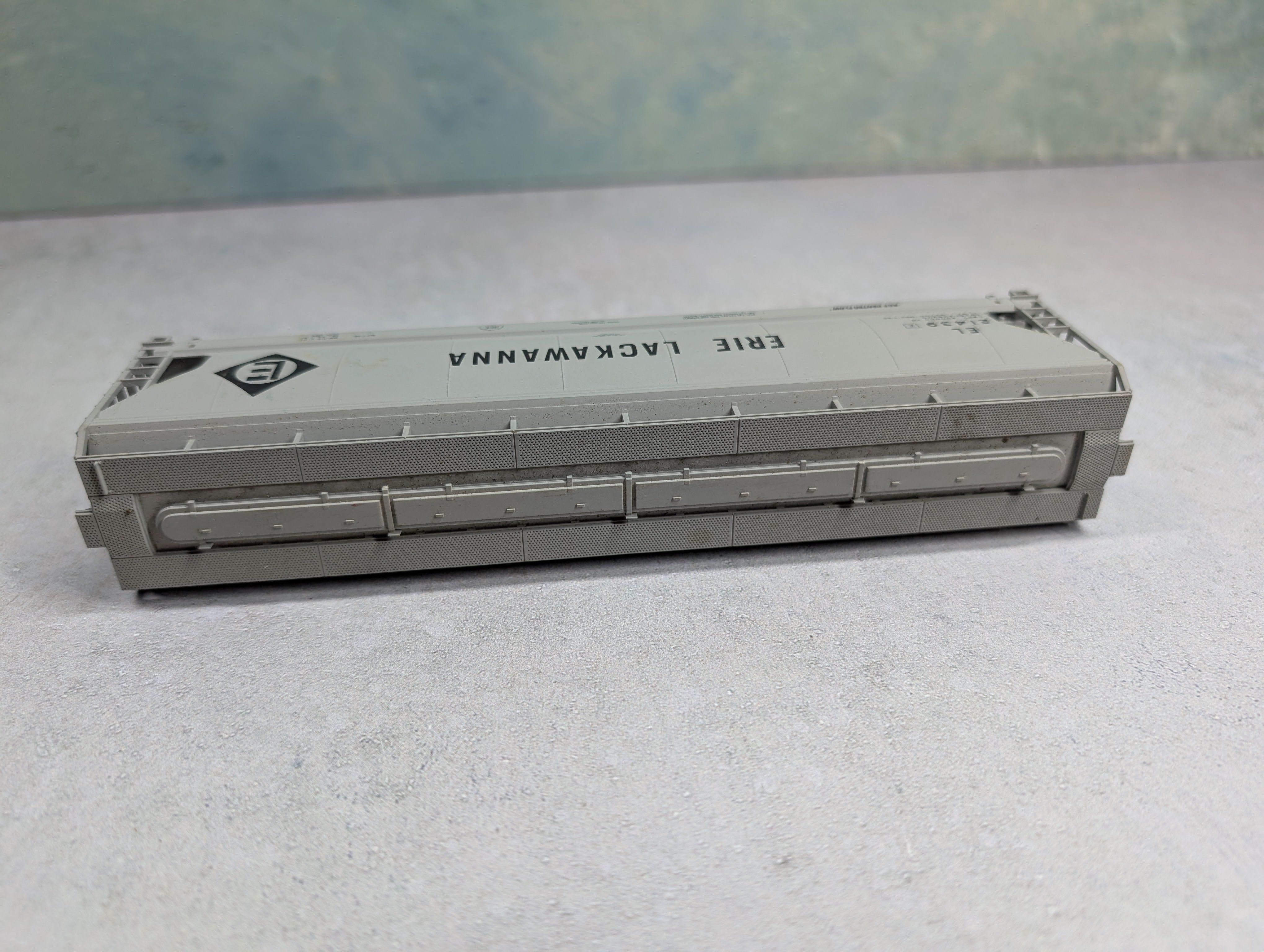 USED Accurail HO Scale ACF Centerflow 3 Bay Covered Hopper Erie Lackawanna EL #21439