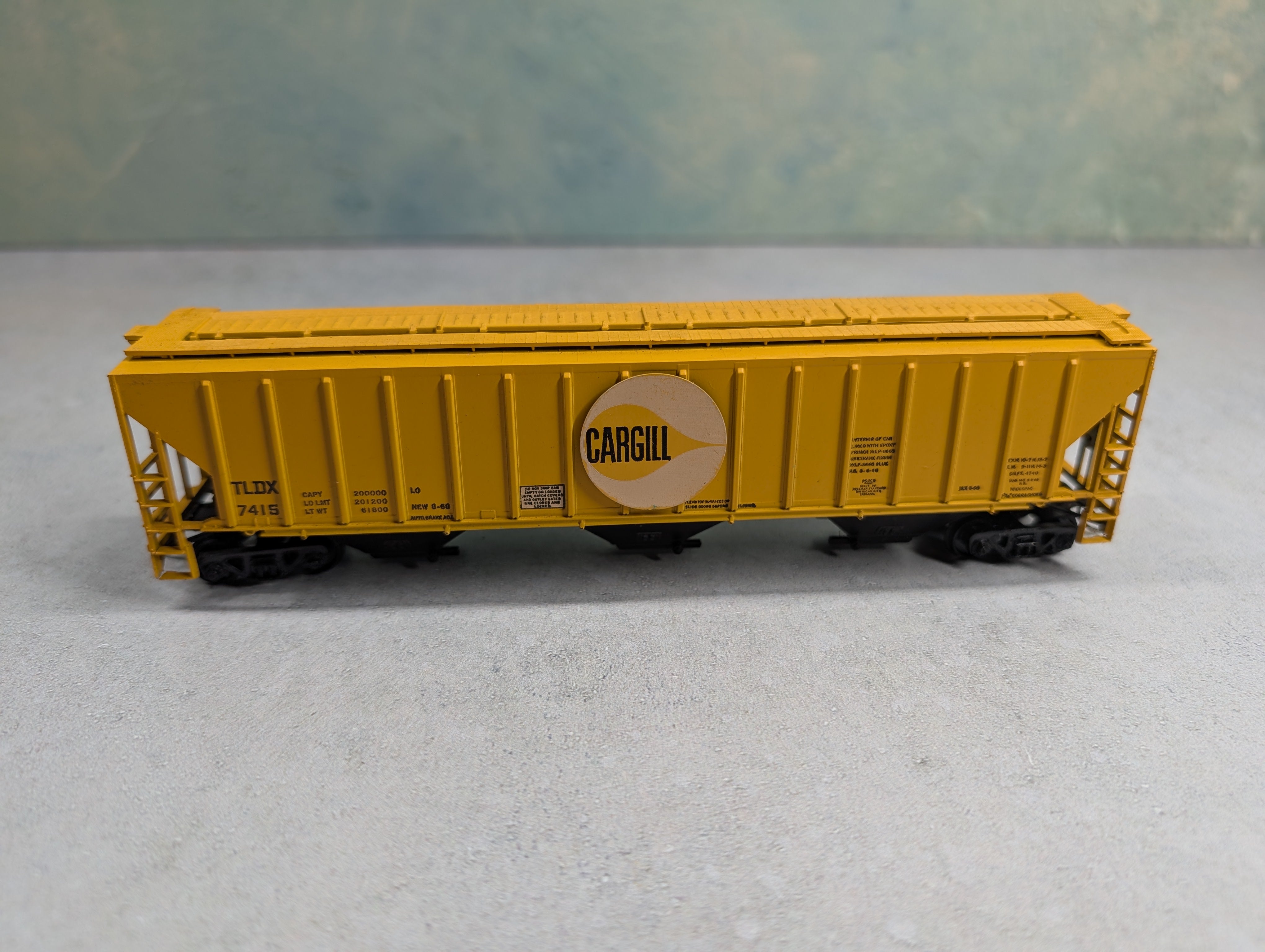 USED Athearn HO Scale 3 Bay Covered Hopper Cargill TDLX #7415