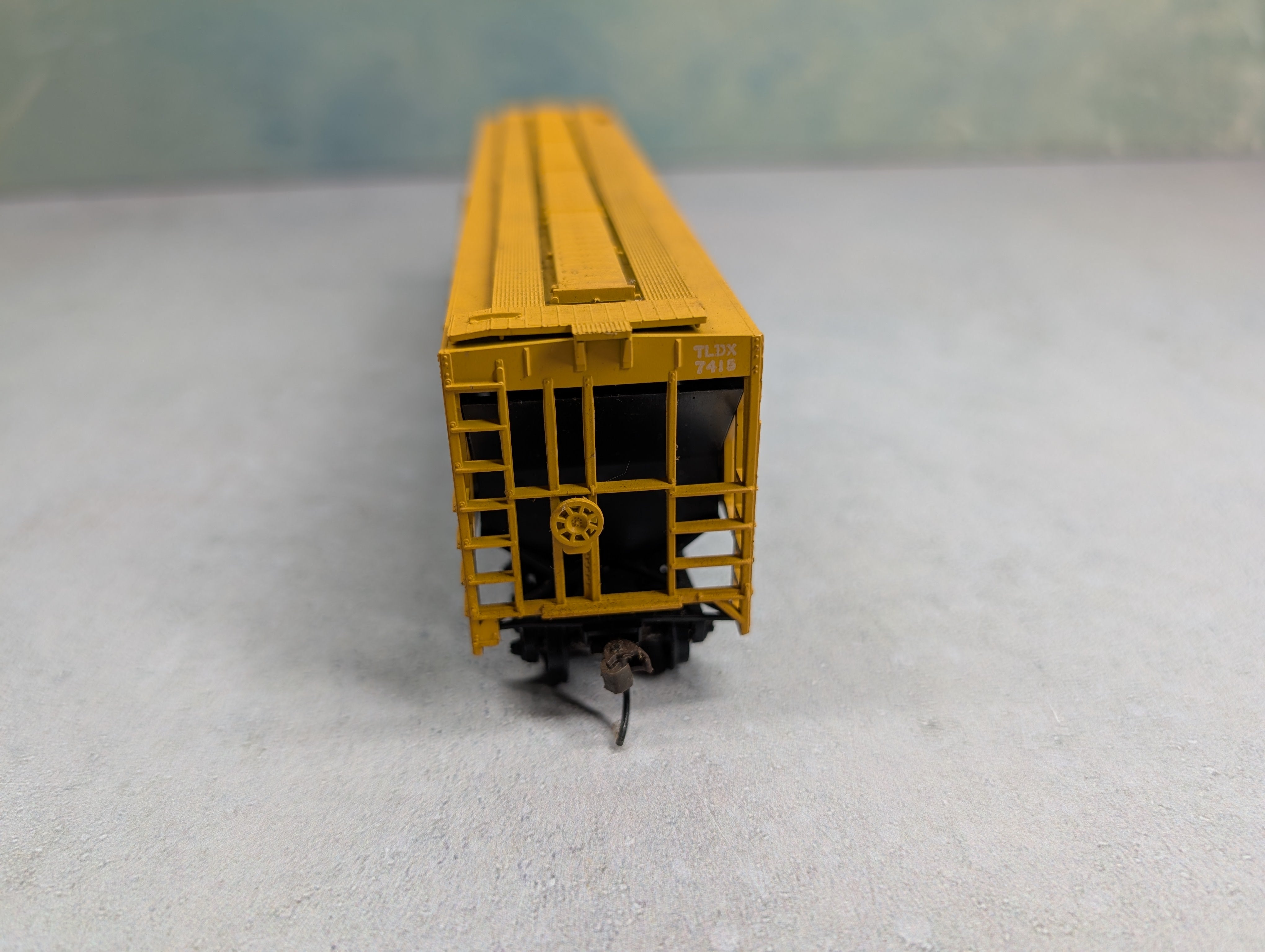 USED Athearn HO Scale 3 Bay Covered Hopper Cargill TDLX #7415