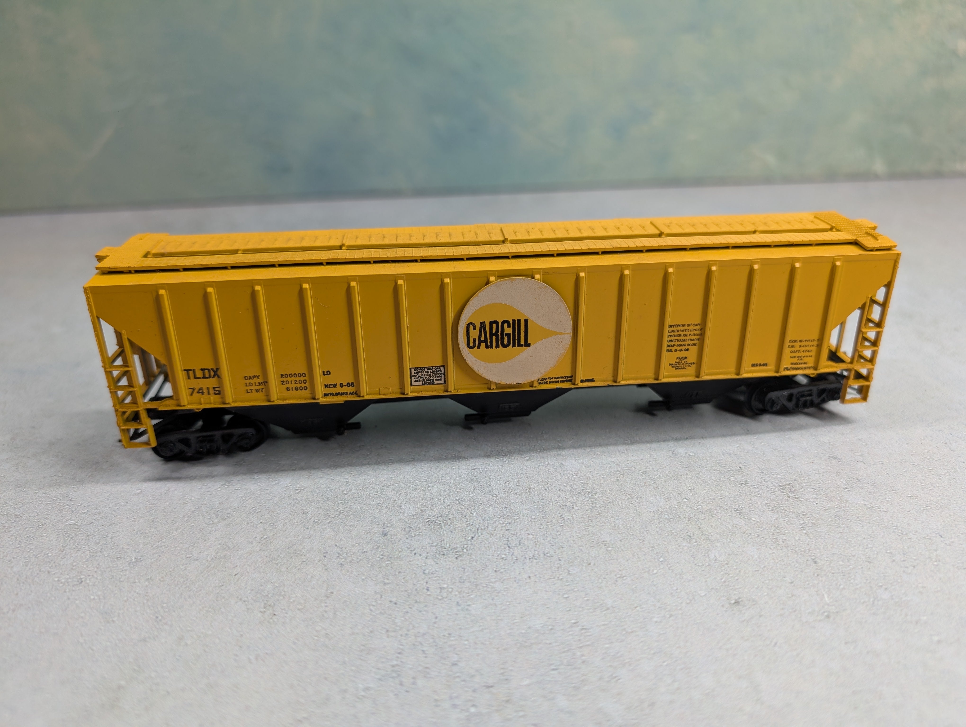 USED Athearn HO Scale 3 Bay Covered Hopper Cargill TDLX #7415