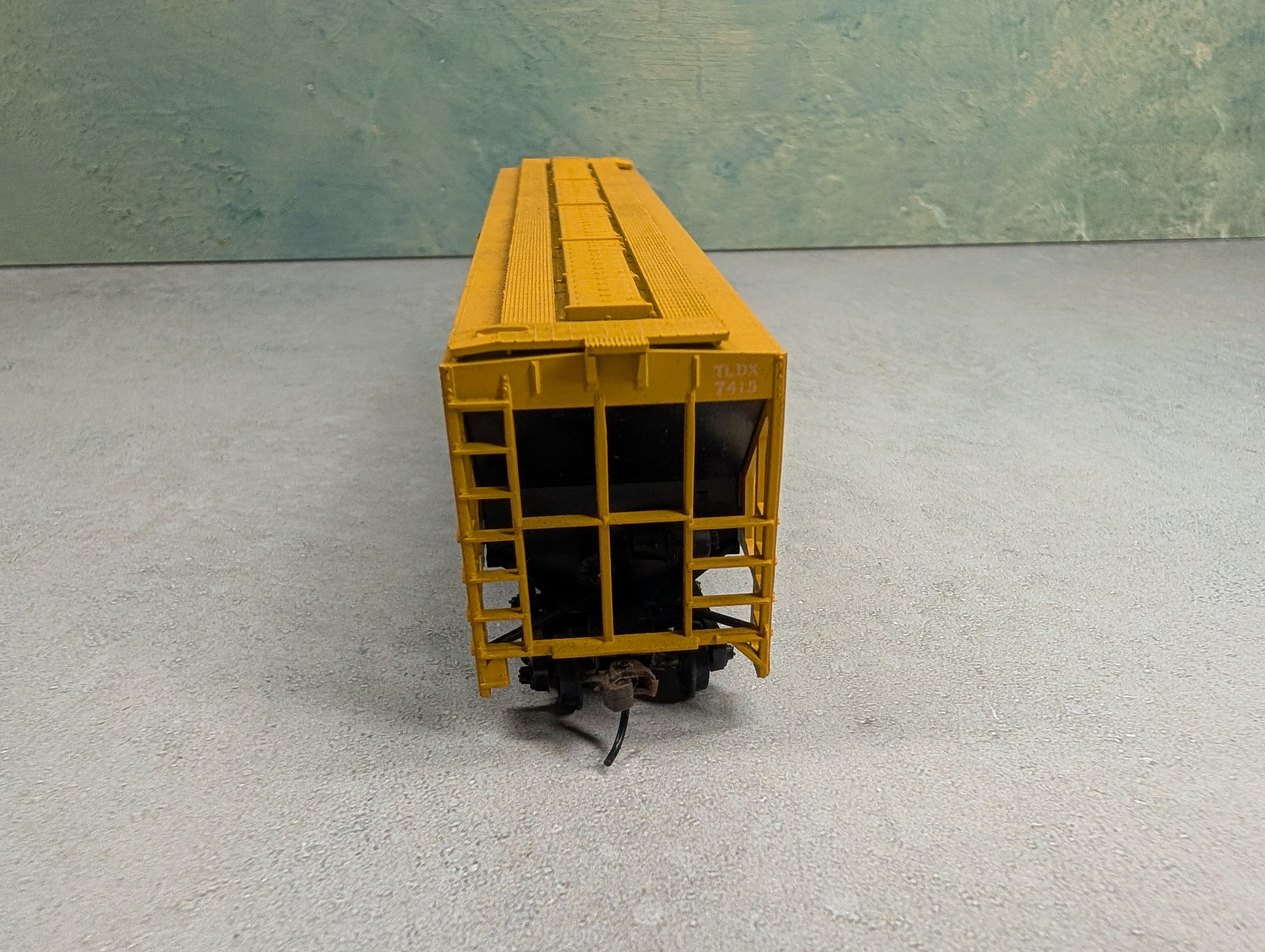 USED Athearn HO Scale 3 Bay Covered Hopper Cargill TDLX #7415